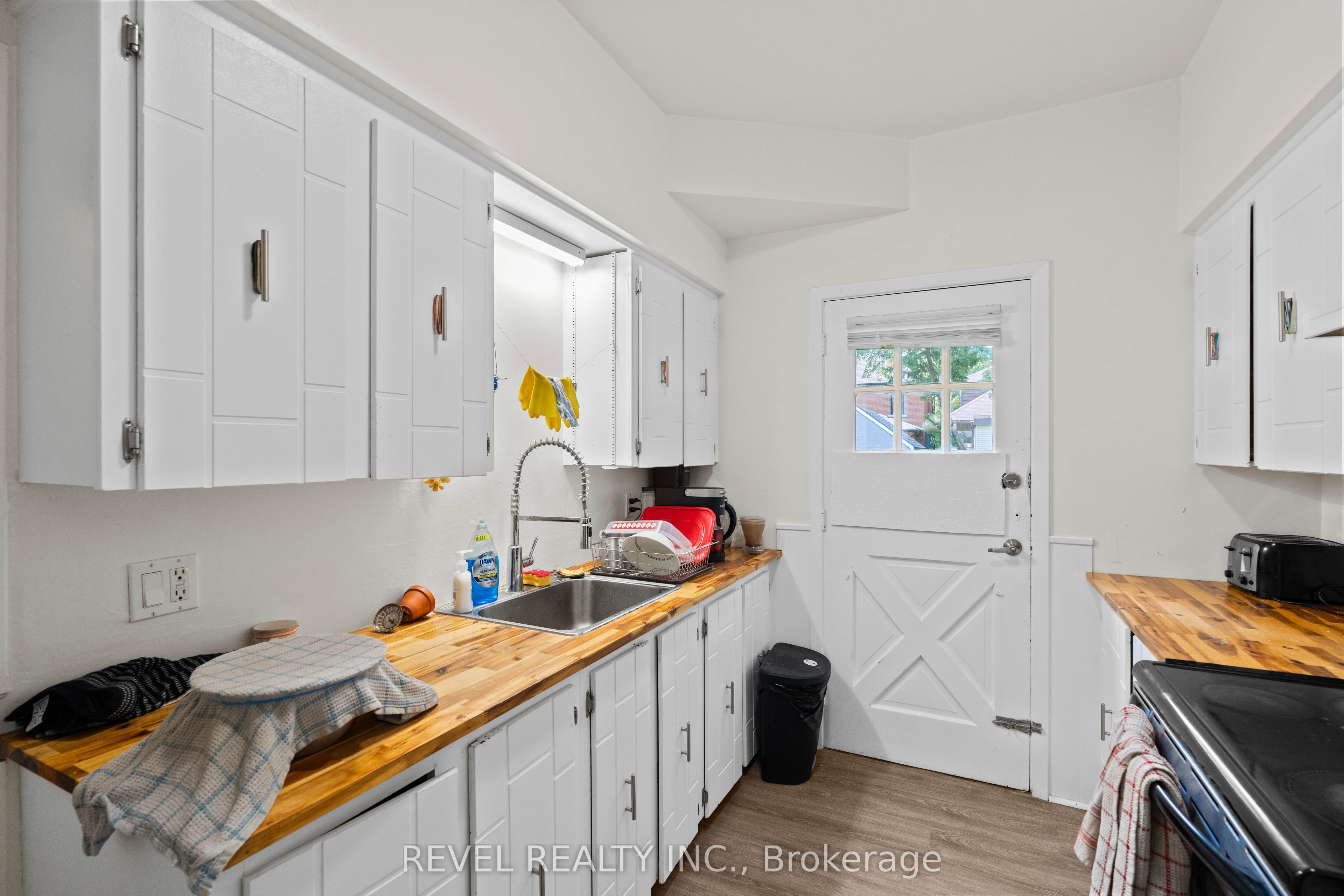 33 Cline Avenue N Property Photo 5