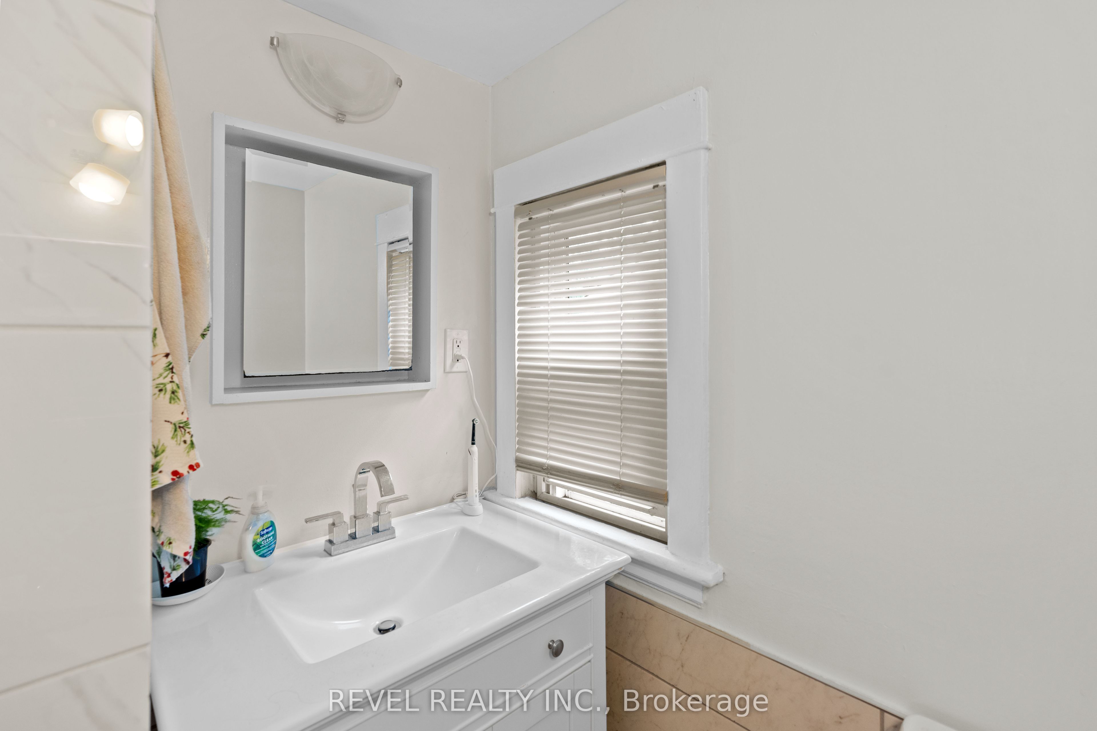 33 Cline Avenue N Property Photo 8