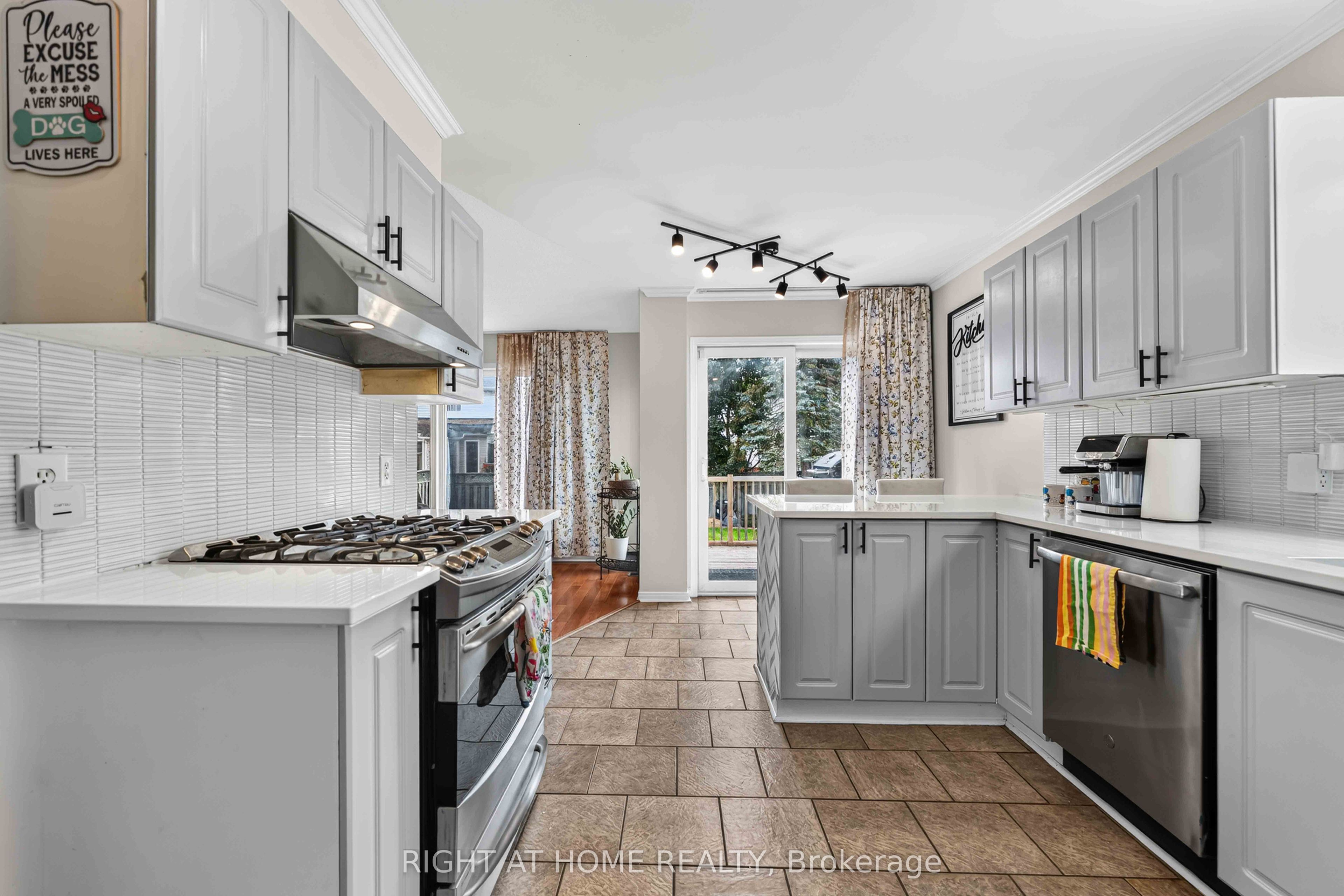 1552 Stojko Street Property Photo 13