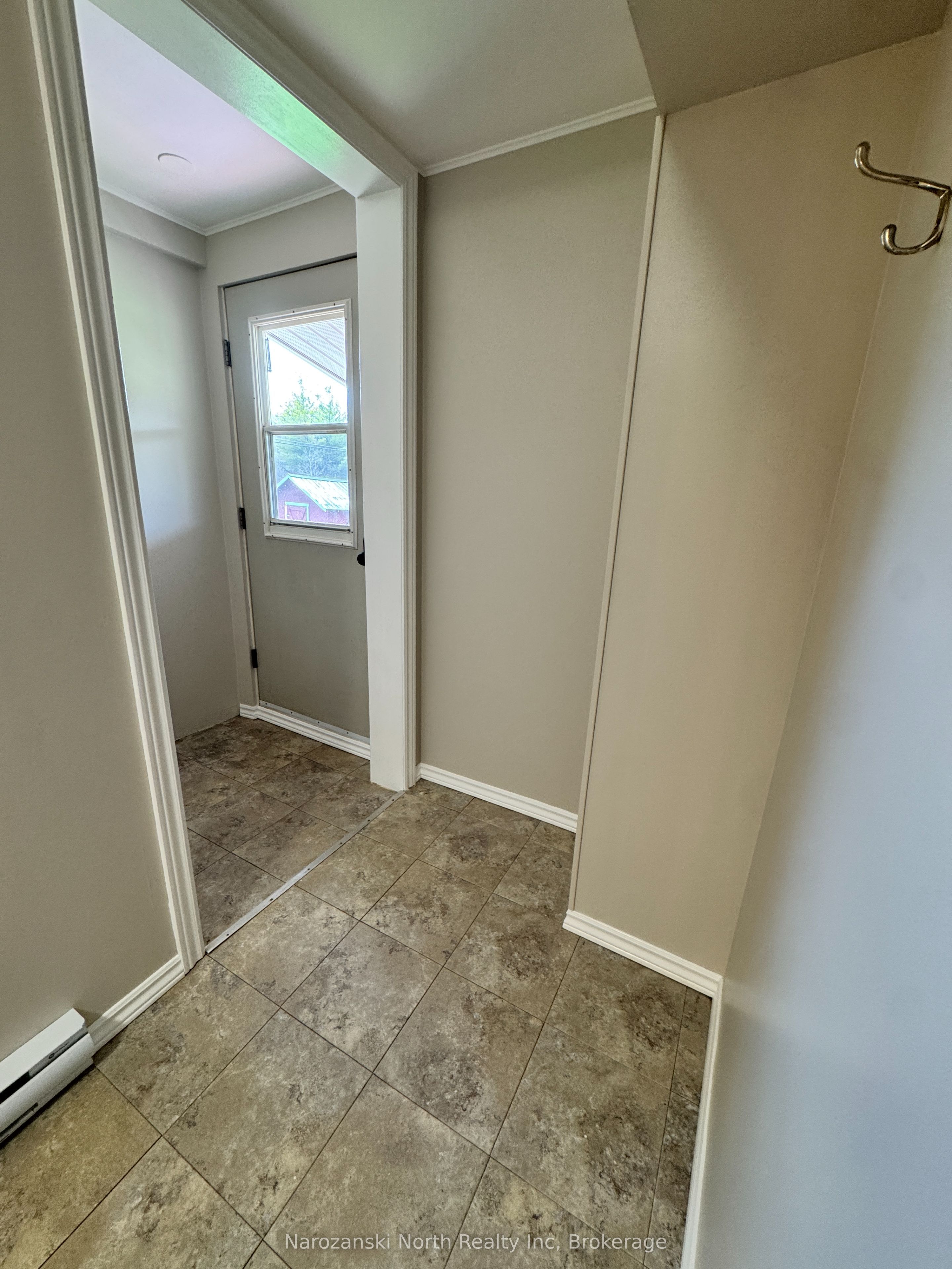 10 Green Bay Road Property Photo 5