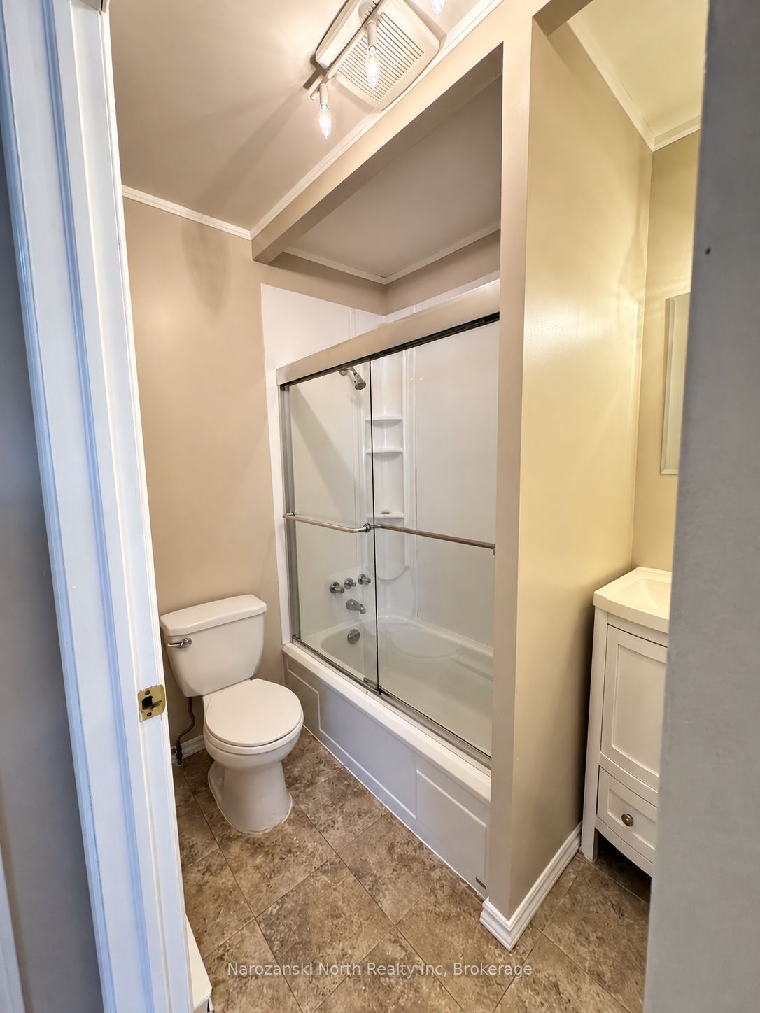 10 Green Bay Road Property Photo 13