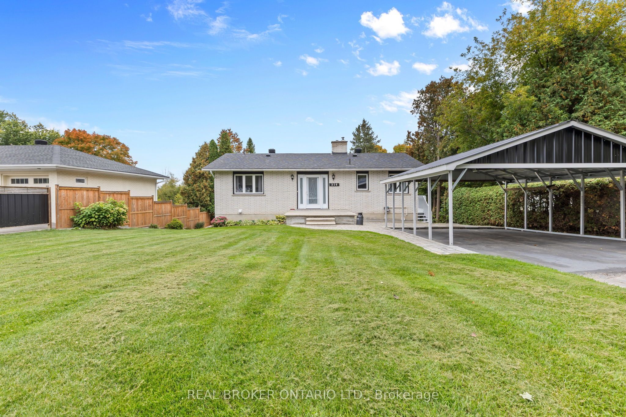 316 Clothier Street W Property Photo 1