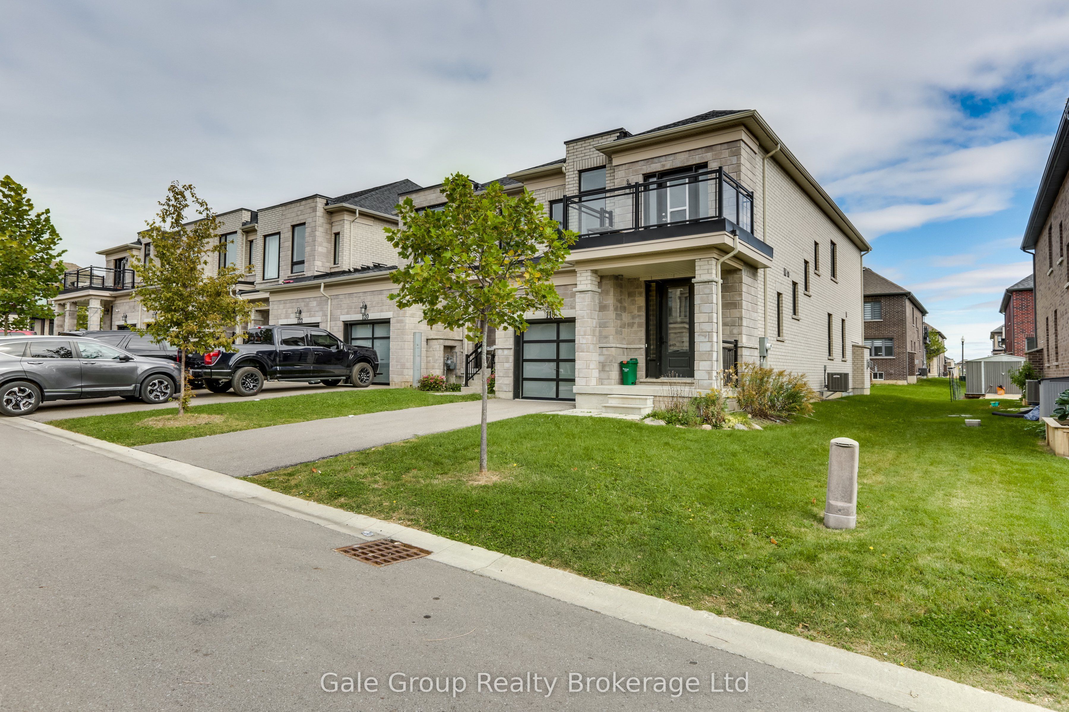 118 Huntingford Trail W Property Photo 2