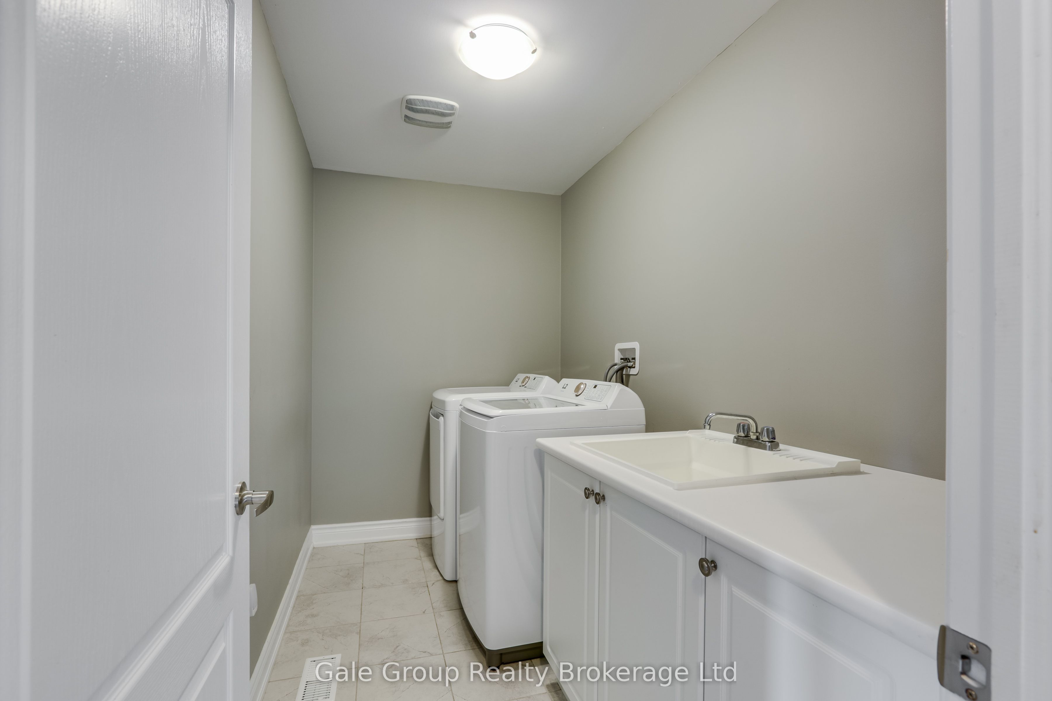118 Huntingford Trail W Property Photo 38