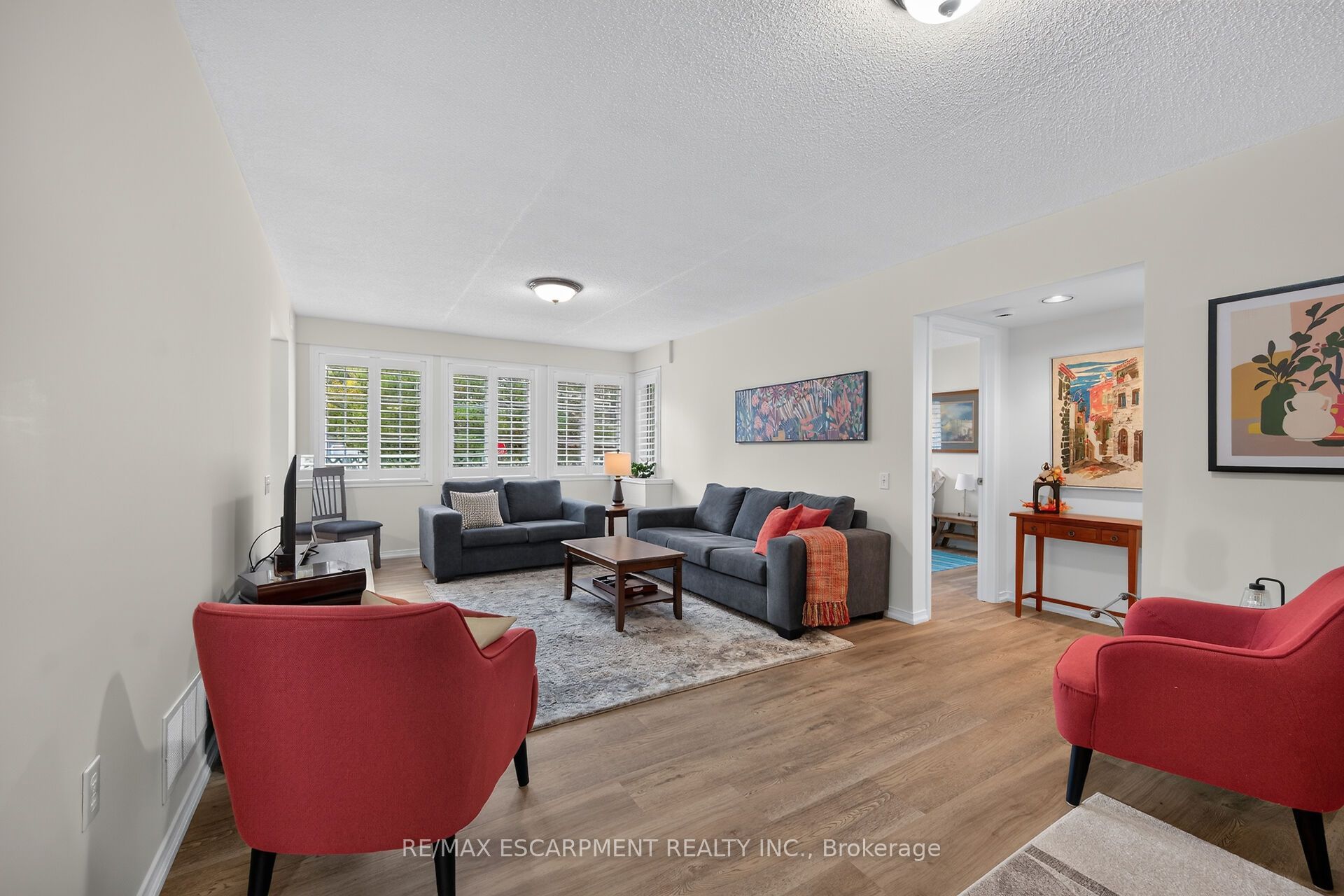 376 Silverbirch Boulevard Property Photo 6