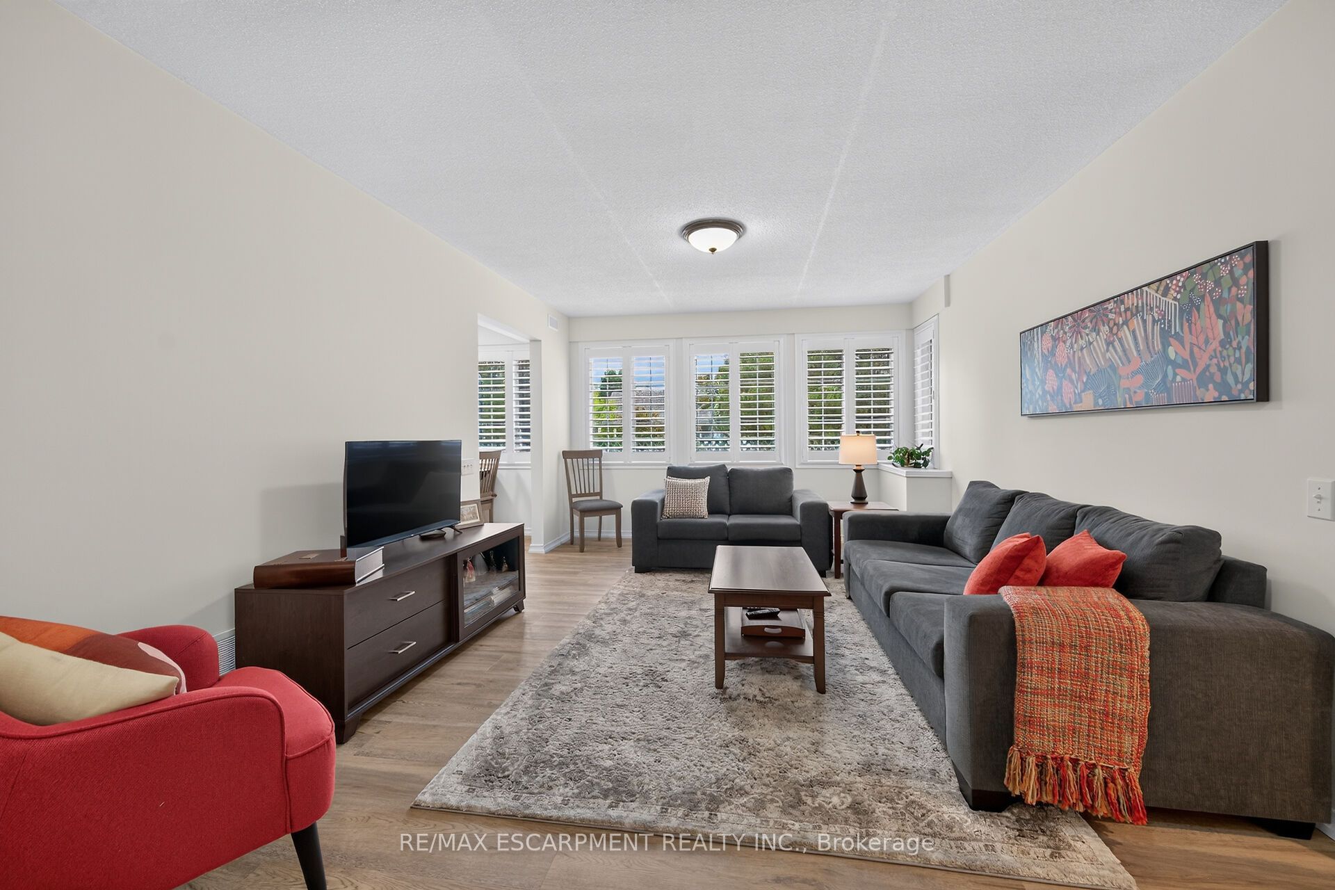 376 Silverbirch Boulevard Property Photo 7