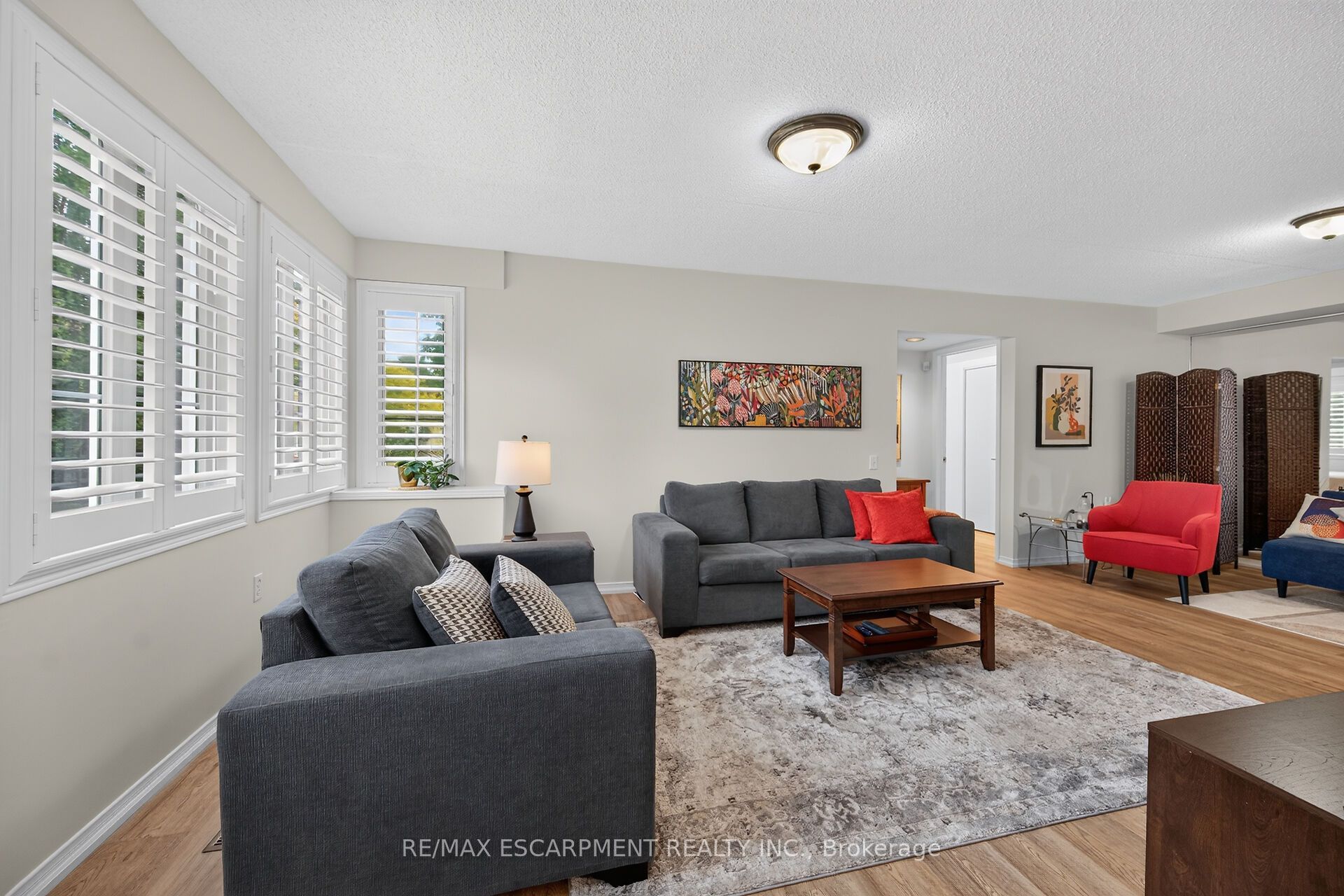 376 Silverbirch Boulevard Property Photo 8