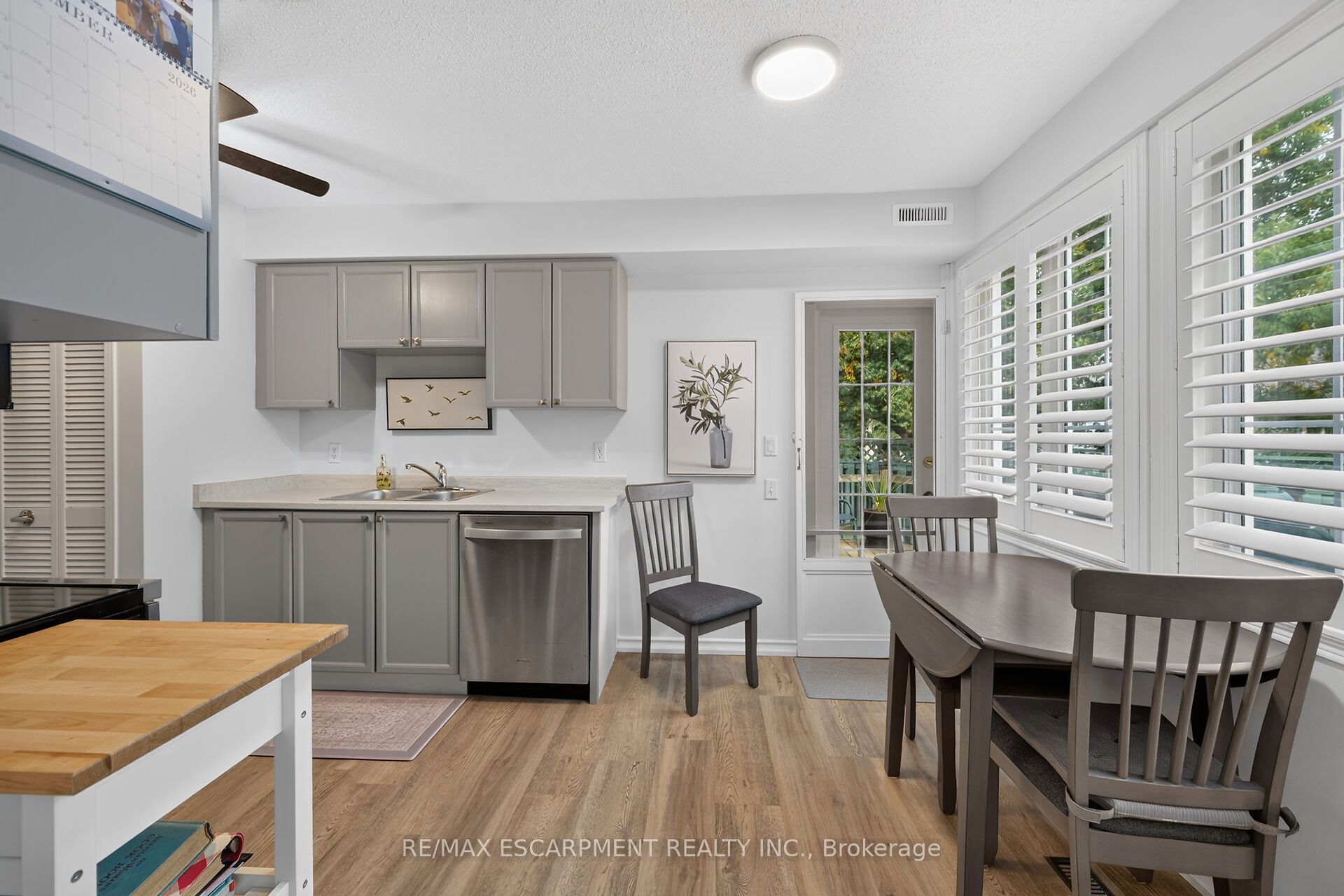 376 Silverbirch Boulevard Property Photo 11