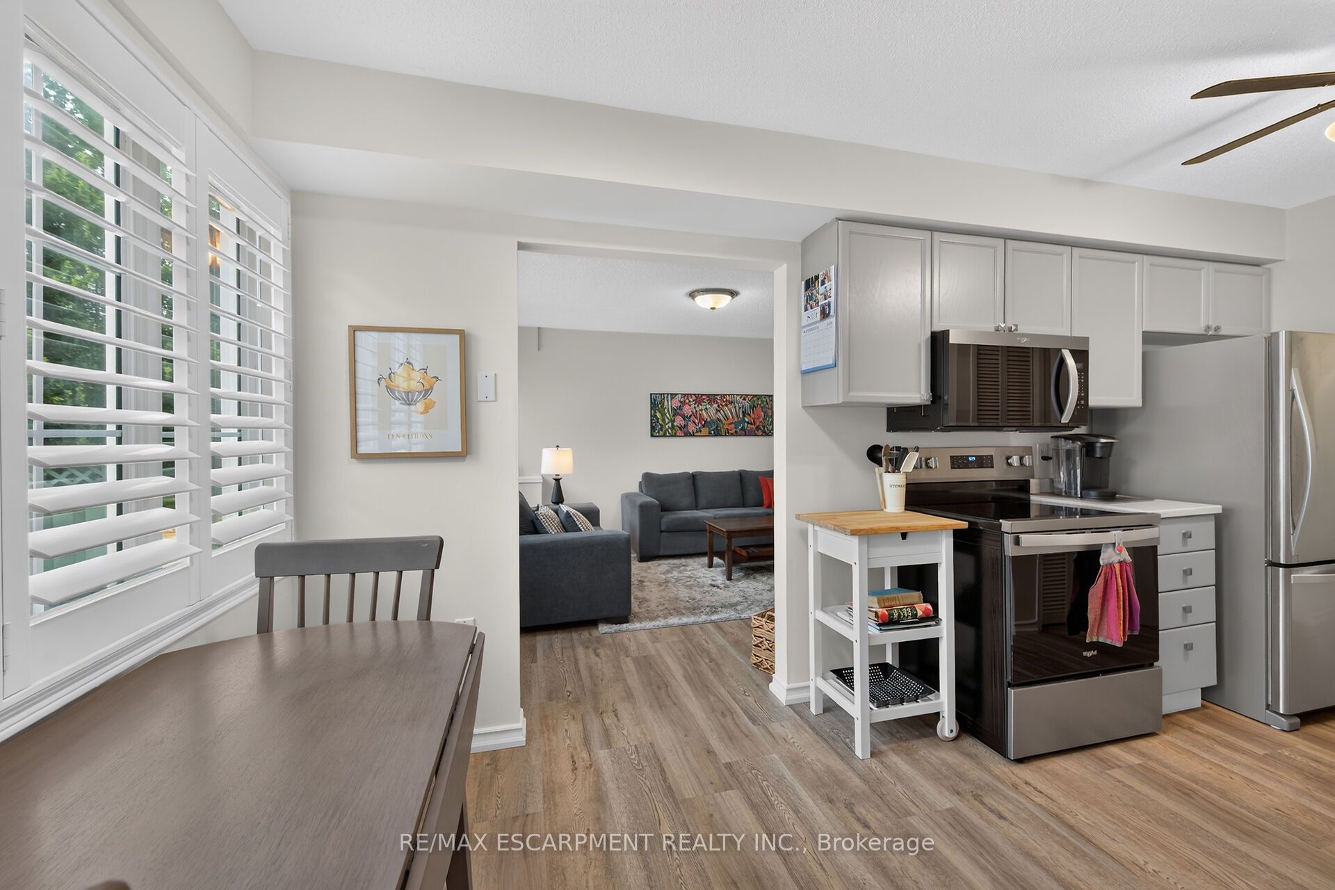 376 Silverbirch Boulevard Property Photo 18