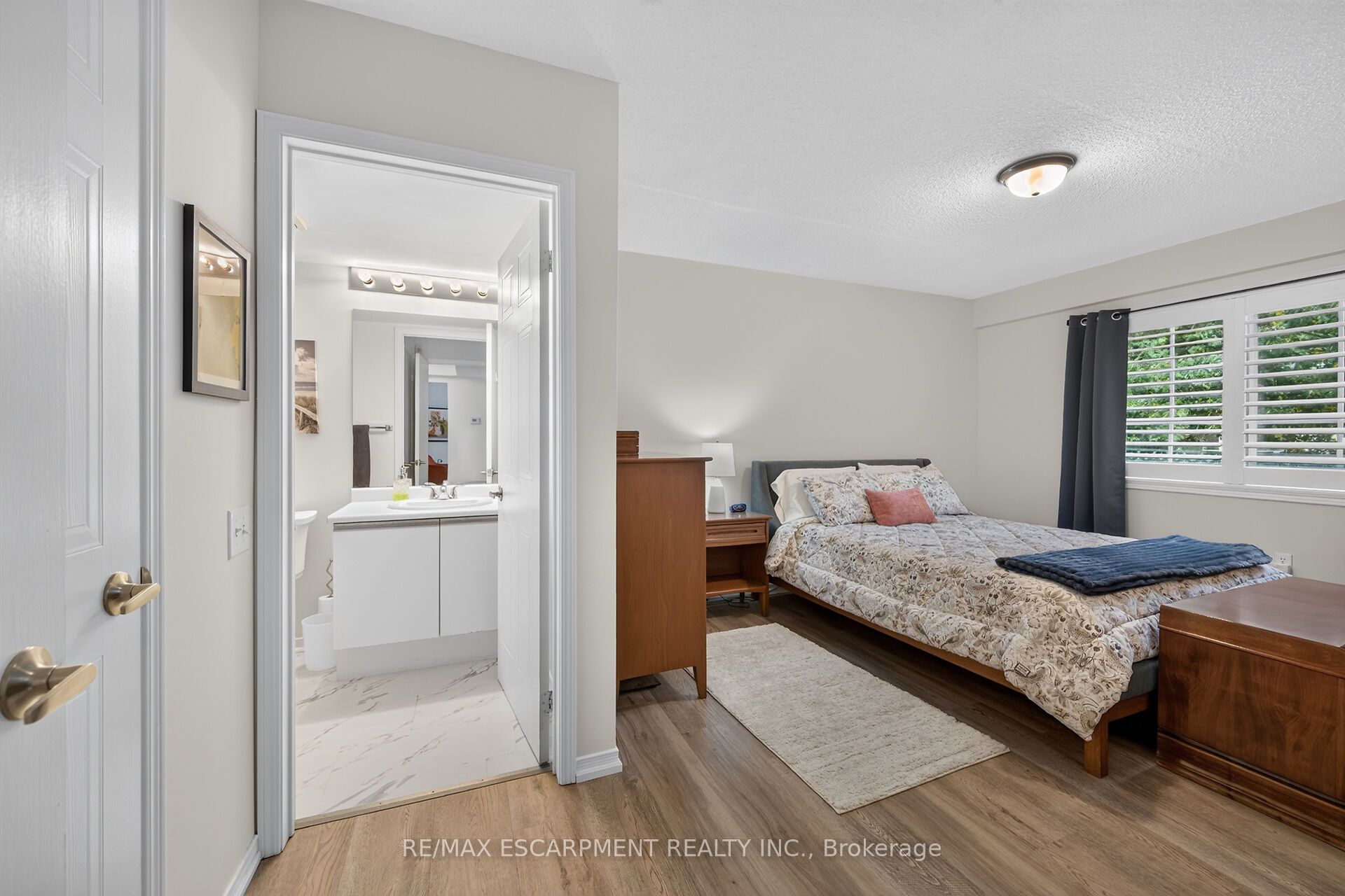376 Silverbirch Boulevard Property Photo 19
