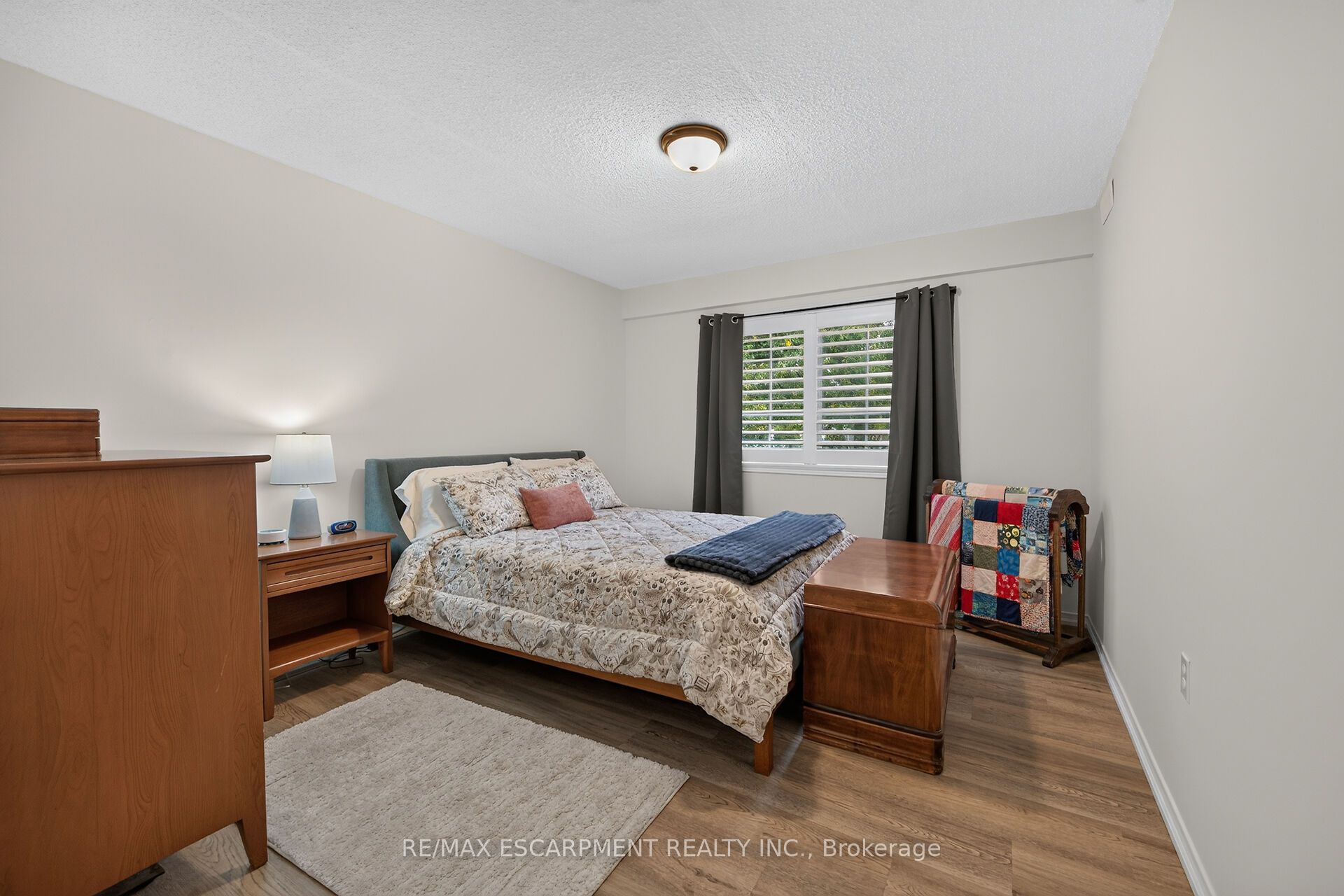 376 Silverbirch Boulevard Property Photo 20