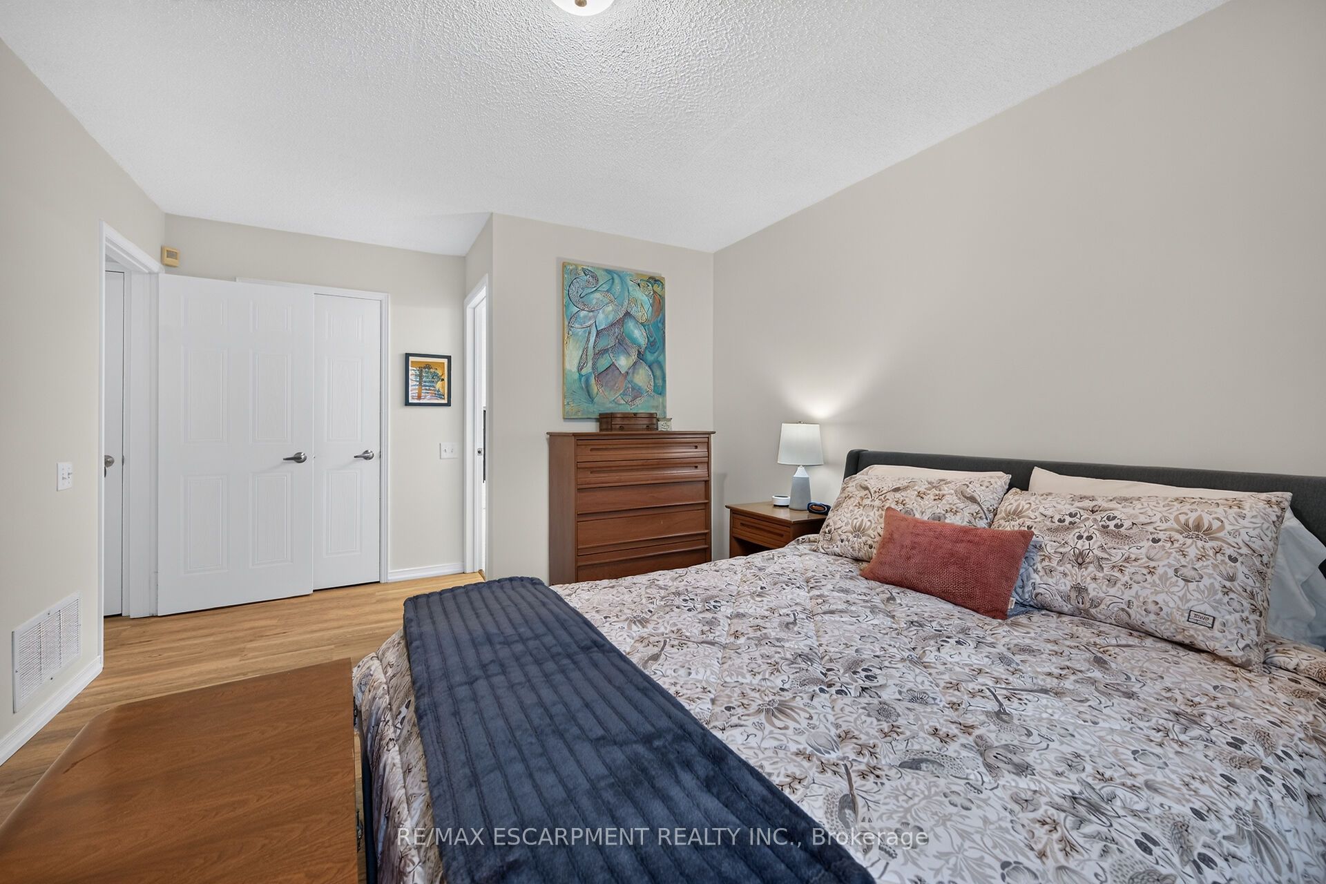 376 Silverbirch Boulevard Property Photo 21