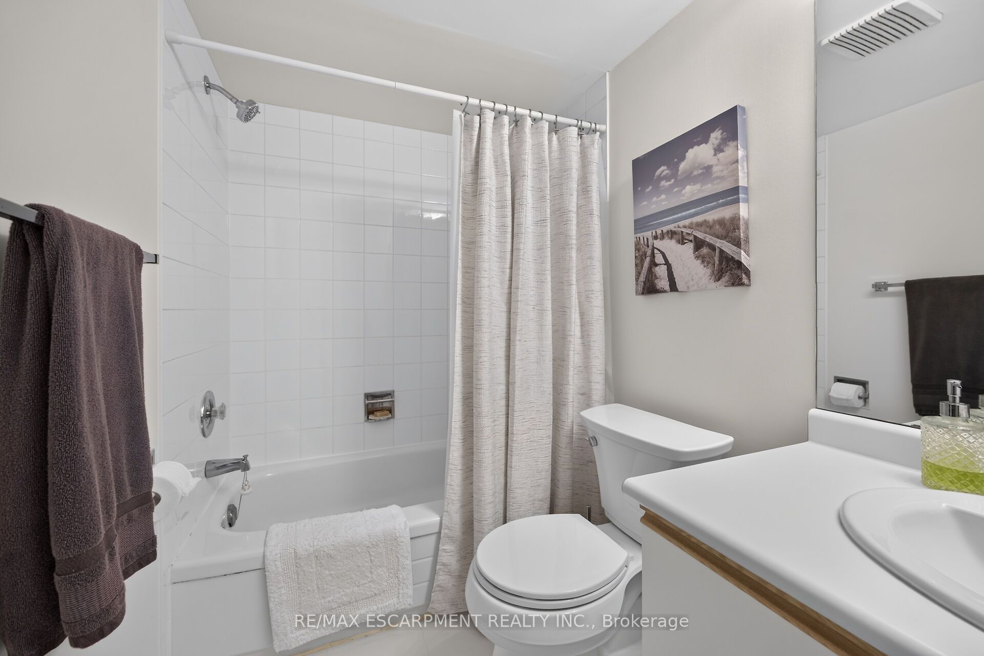 376 Silverbirch Boulevard Property Photo 23