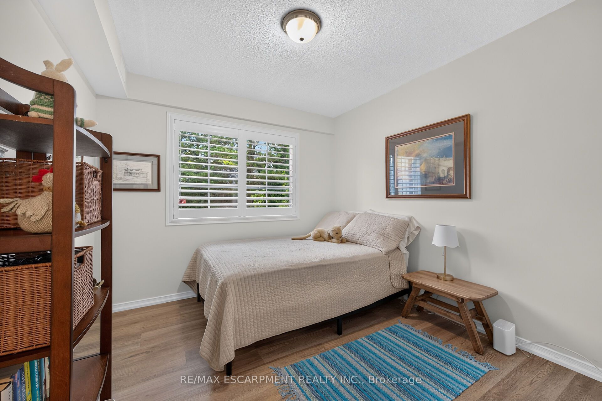 376 Silverbirch Boulevard Property Photo 24