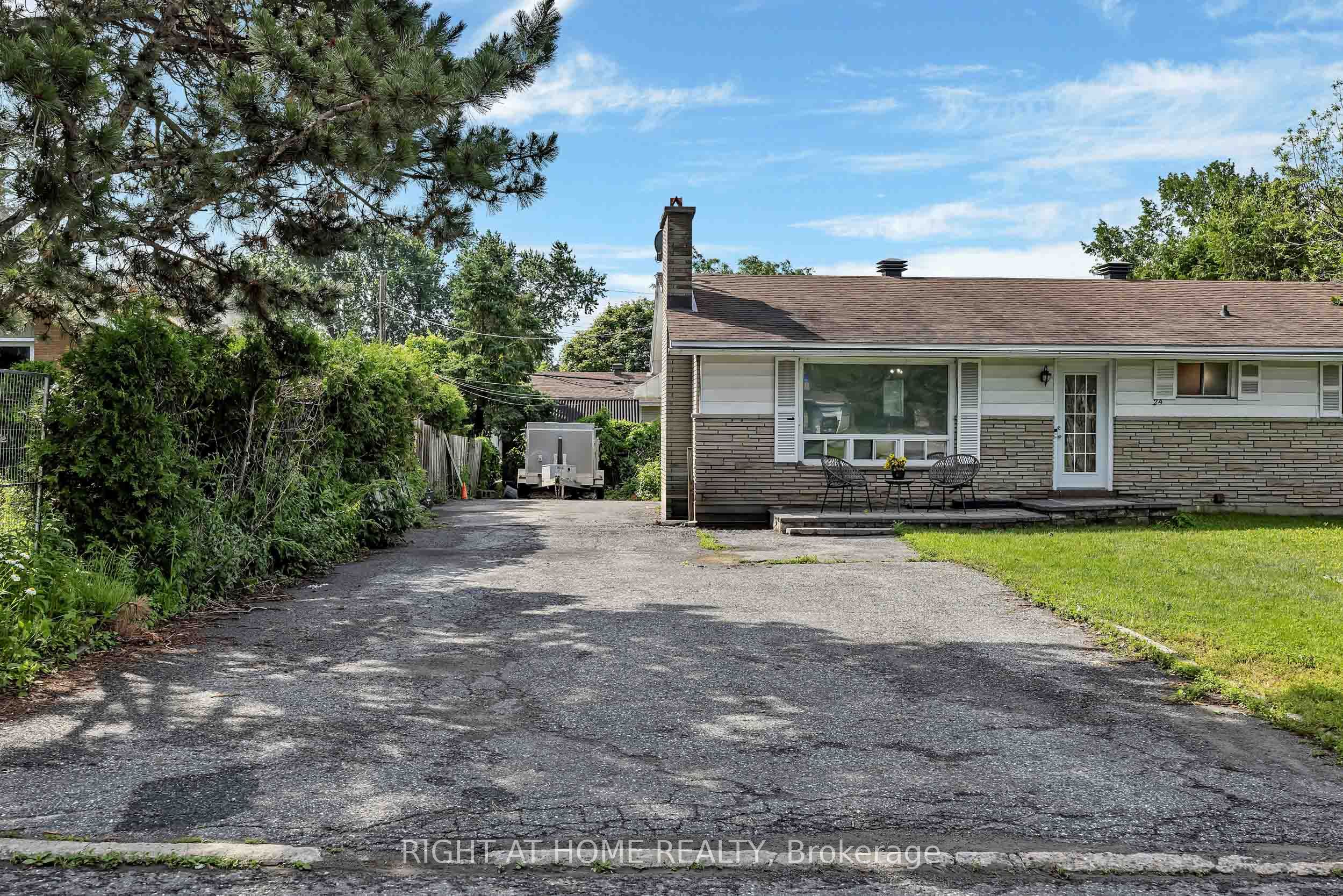 24 Largo Crescent S Property Photo 5