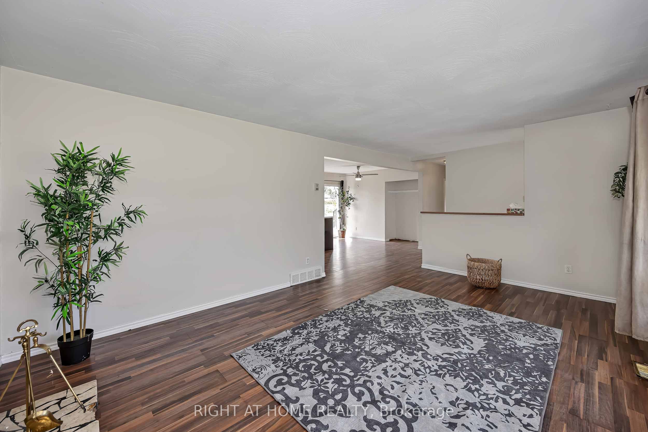 24 Largo Crescent S Property Photo 7