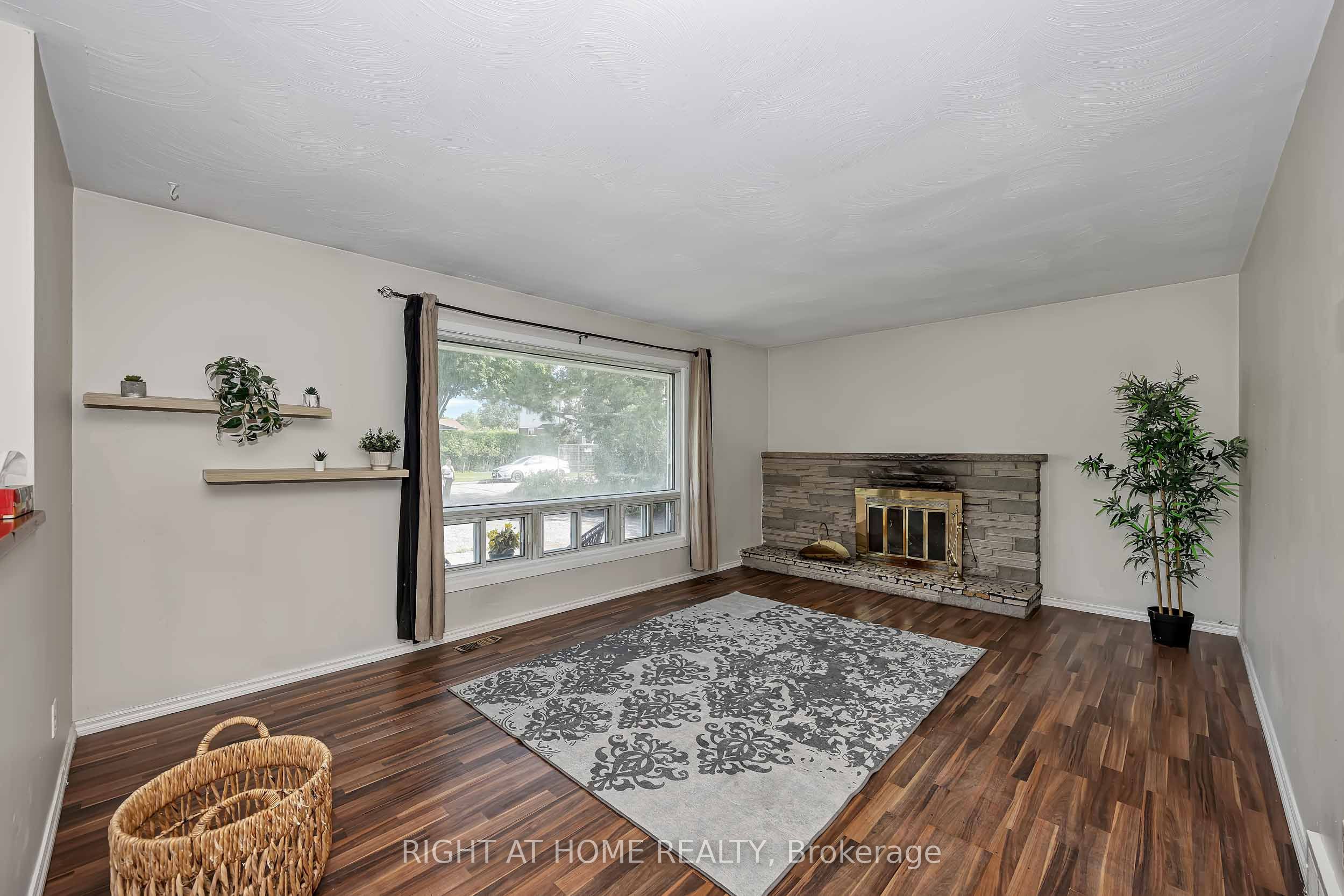 24 Largo Crescent S Property Photo 8