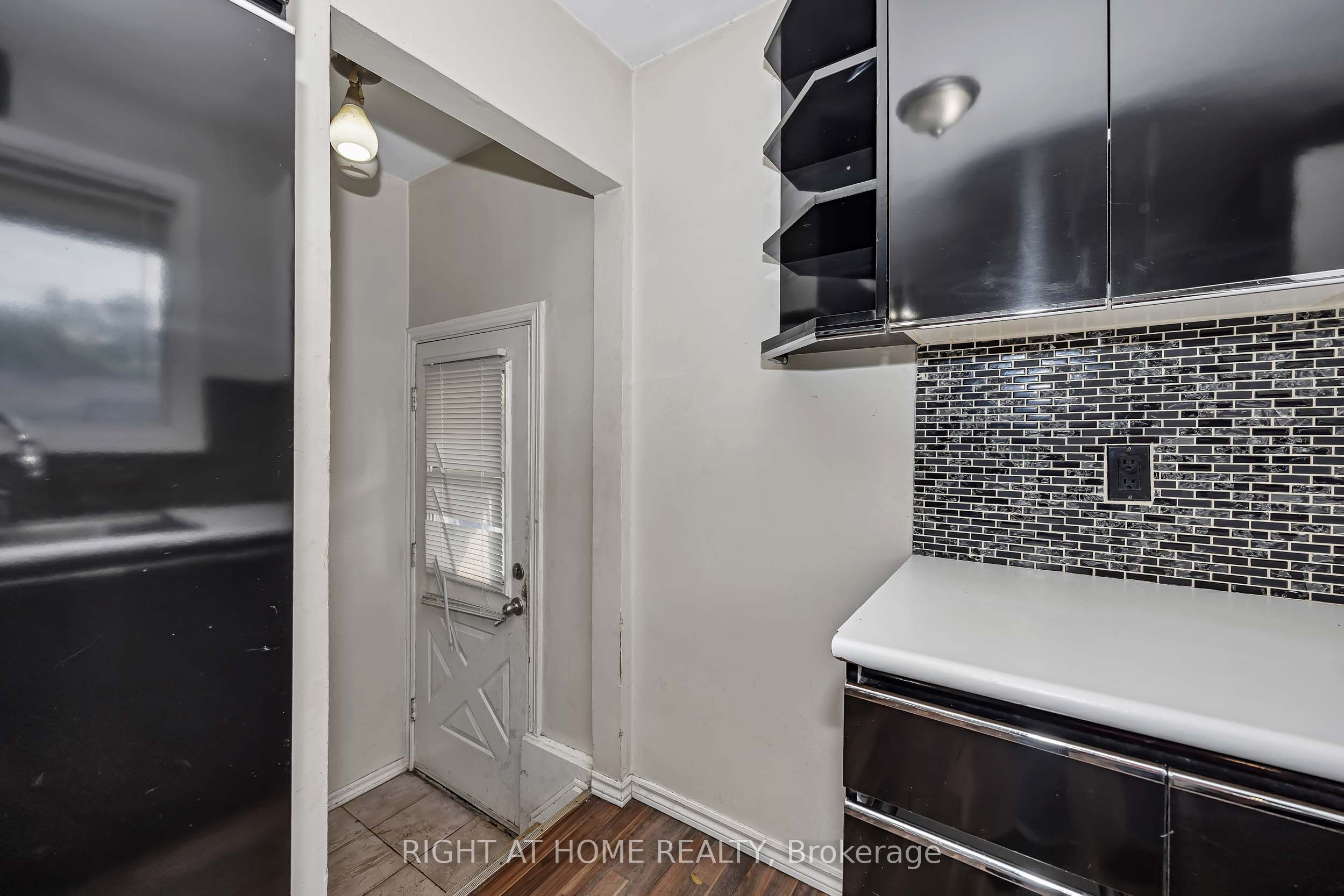 24 Largo Crescent S Property Photo 9