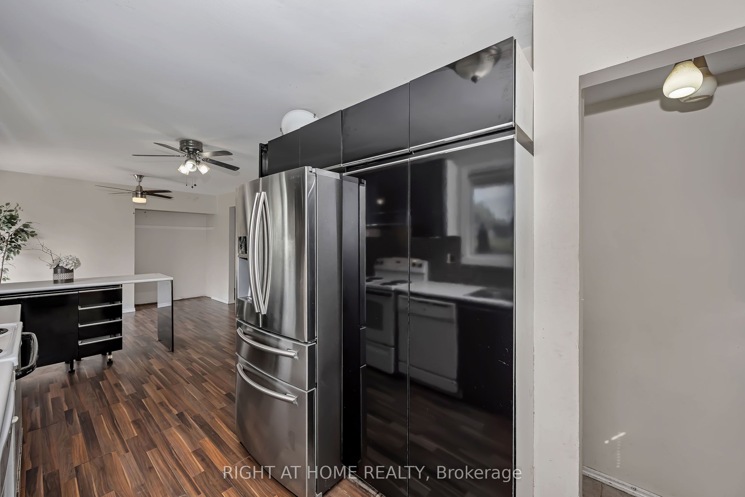 24 Largo Crescent S Property Photo 10
