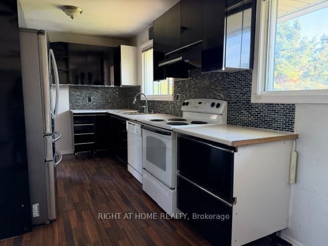 24 Largo Crescent S Property Photo 11