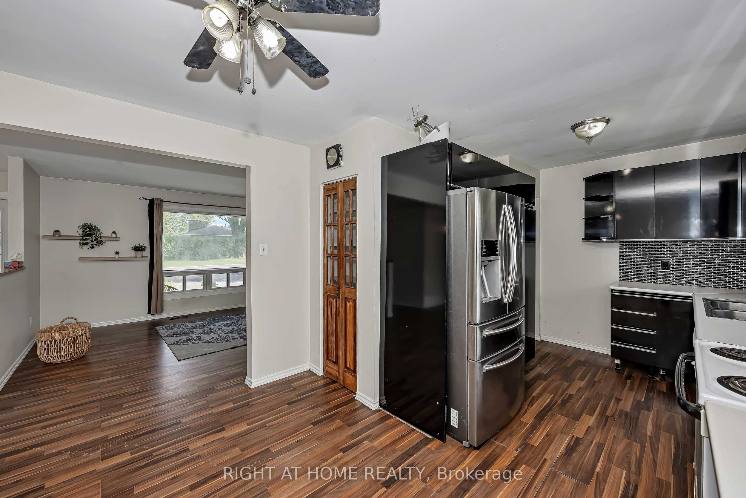 24 Largo Crescent S Property Photo 12