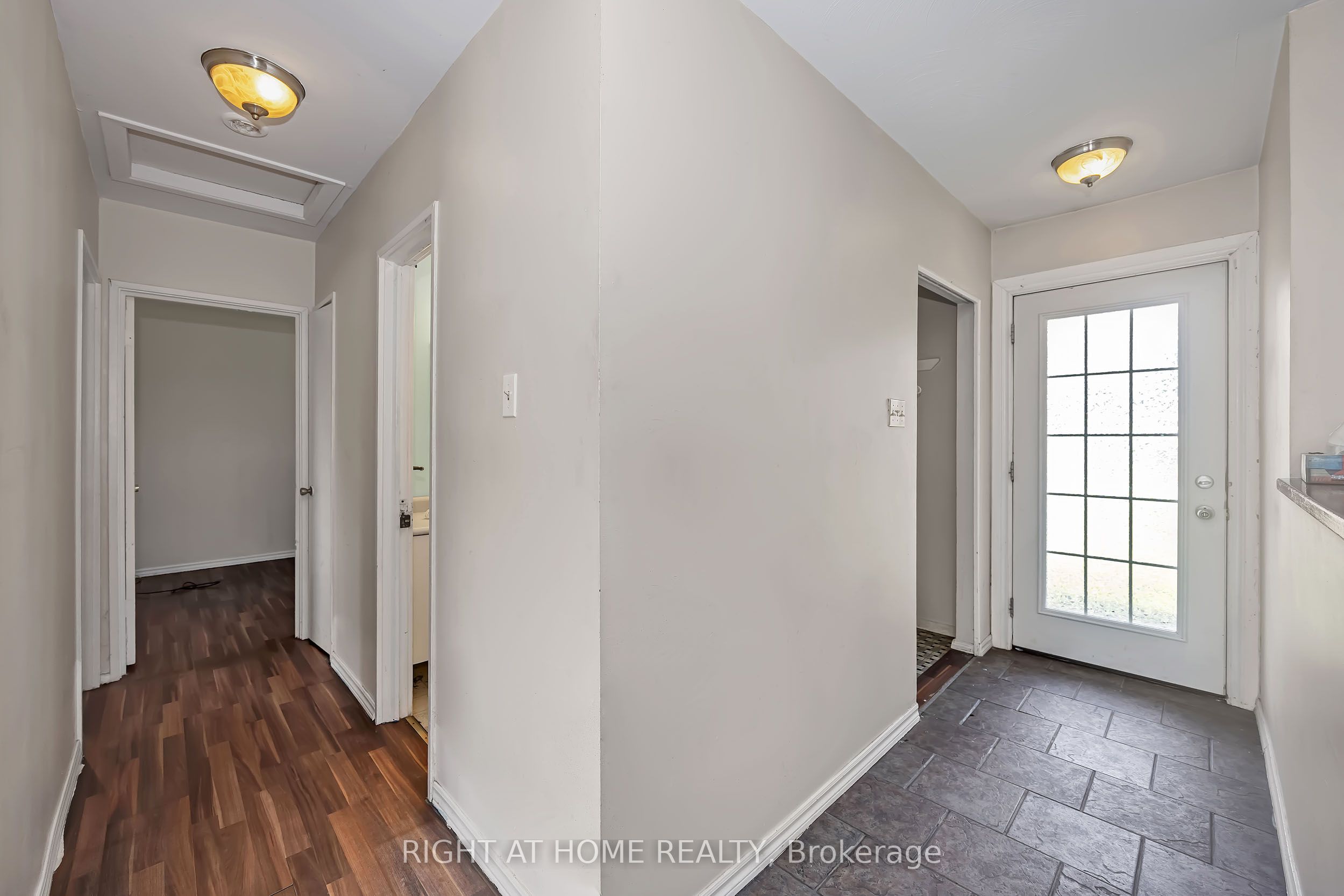 24 Largo Crescent S Property Photo 14