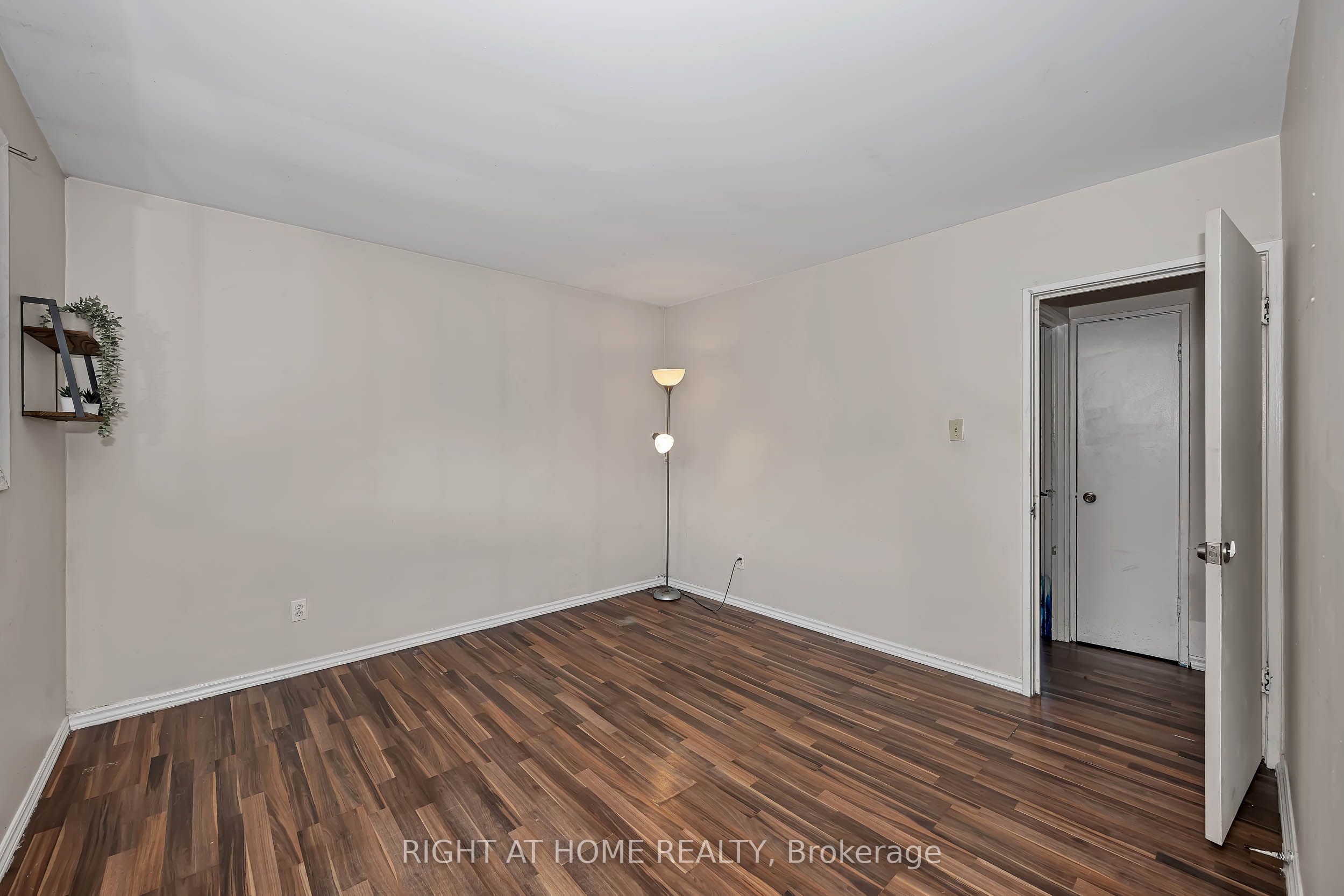 24 Largo Crescent S Property Photo 15