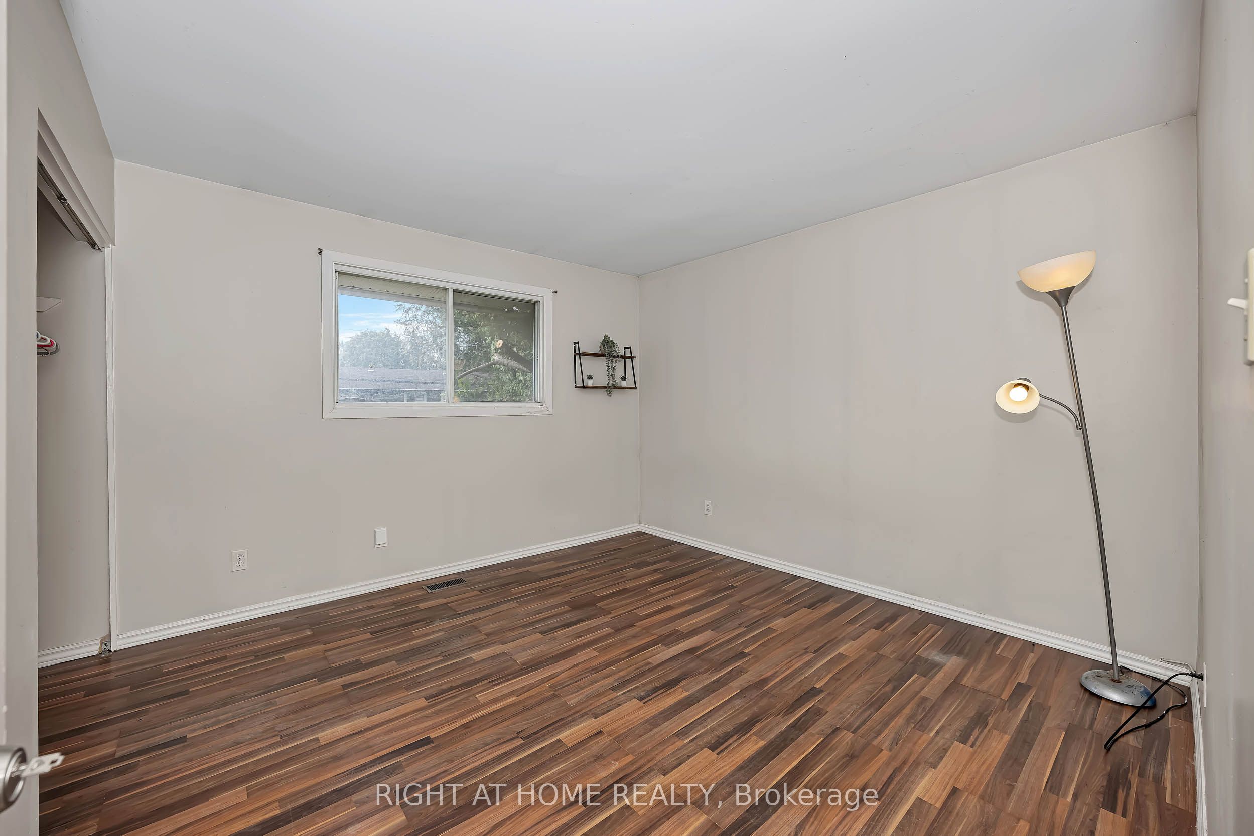 24 Largo Crescent S Property Photo 16