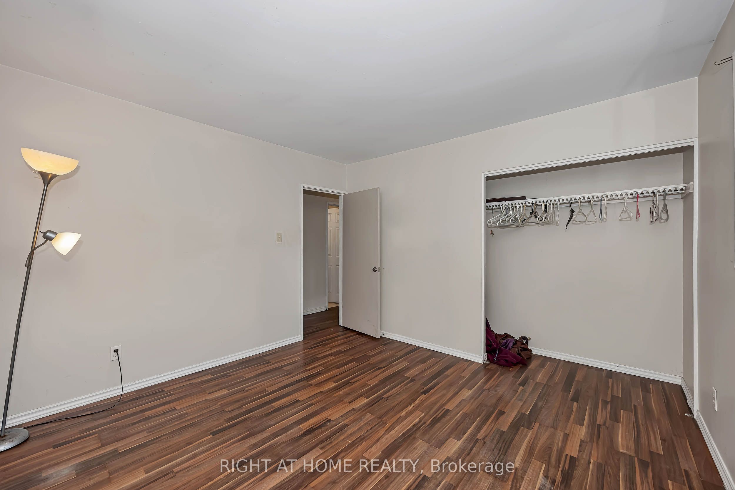 24 Largo Crescent S Property Photo 17
