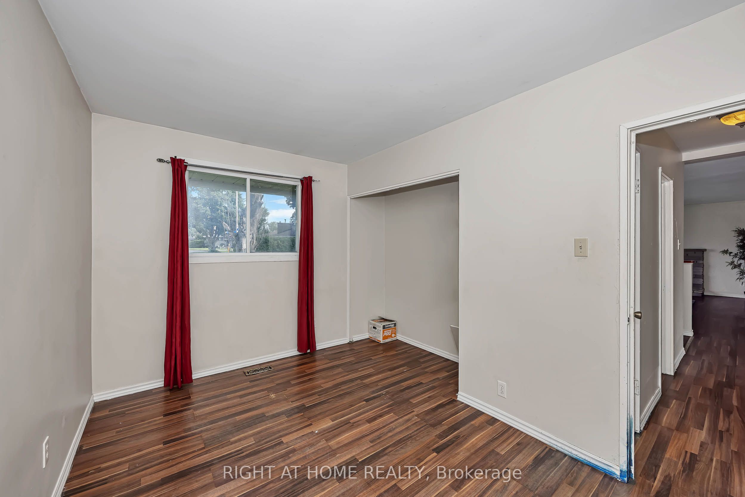 24 Largo Crescent S Property Photo 18