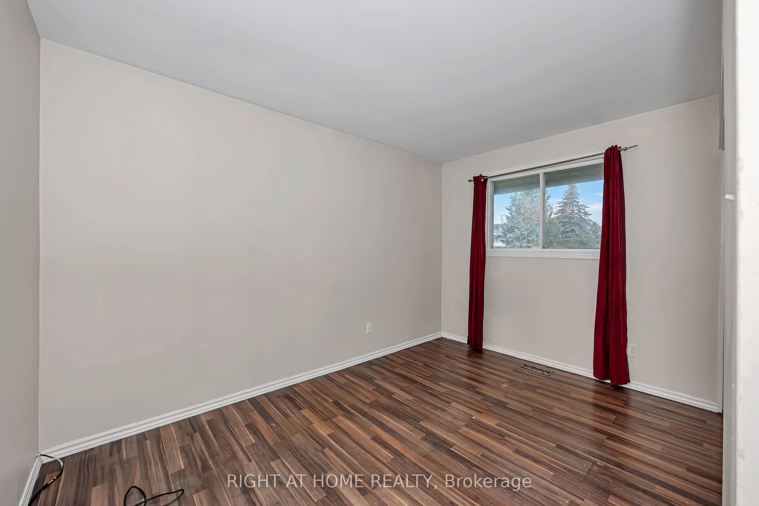 24 Largo Crescent S Property Photo 19
