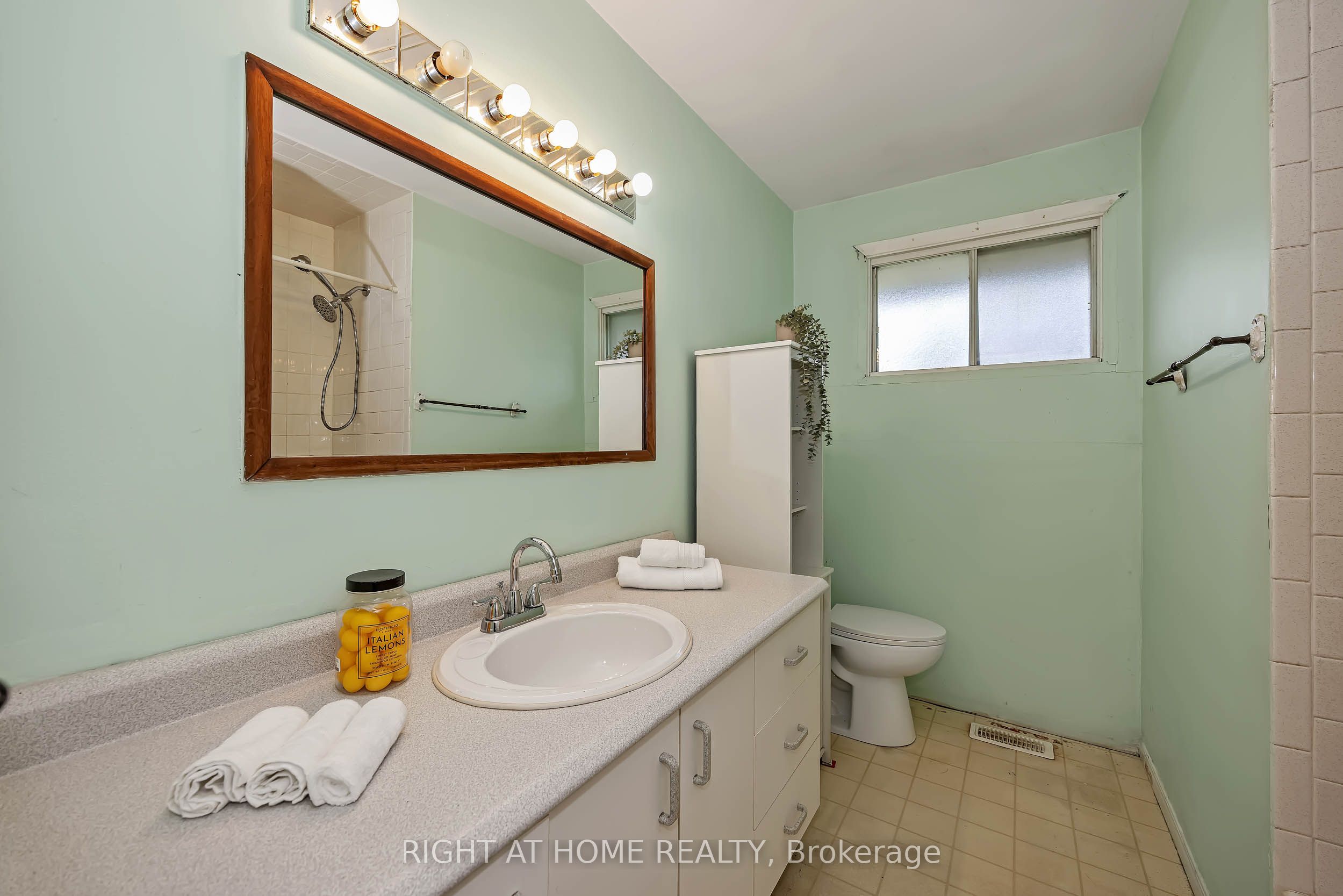 24 Largo Crescent S Property Photo 20