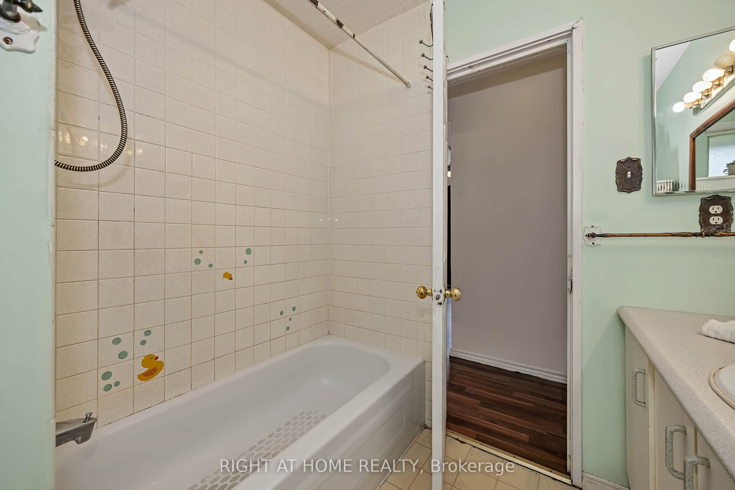 24 Largo Crescent S Property Photo 21