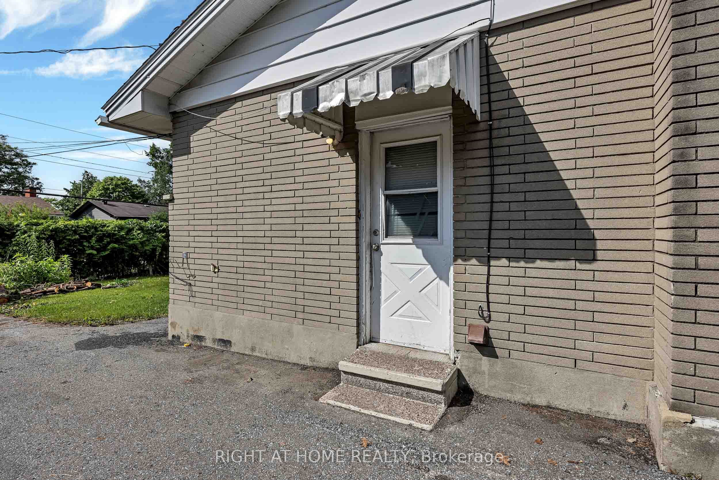 24 Largo Crescent S Property Photo 22