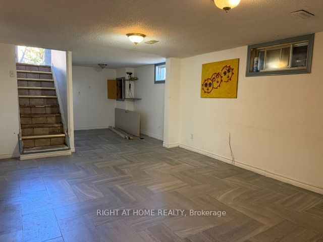 24 Largo Crescent S Property Photo 29