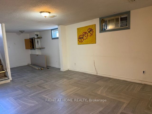 24 Largo Crescent S Property Photo 30