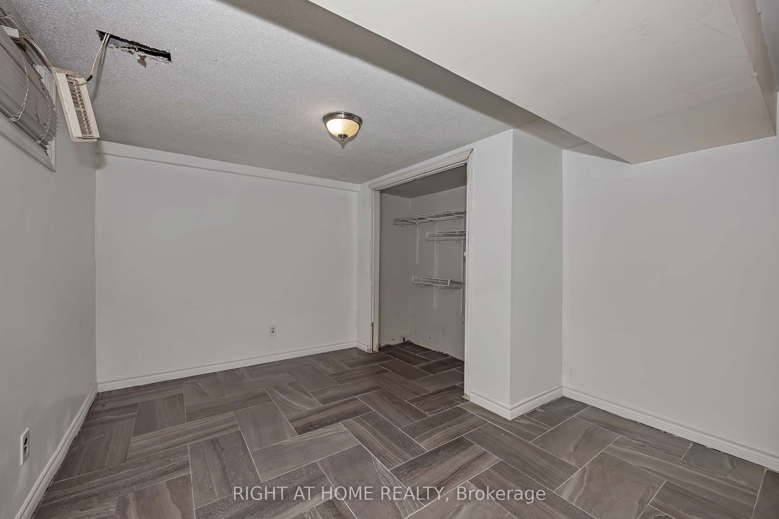 24 Largo Crescent S Property Photo 32