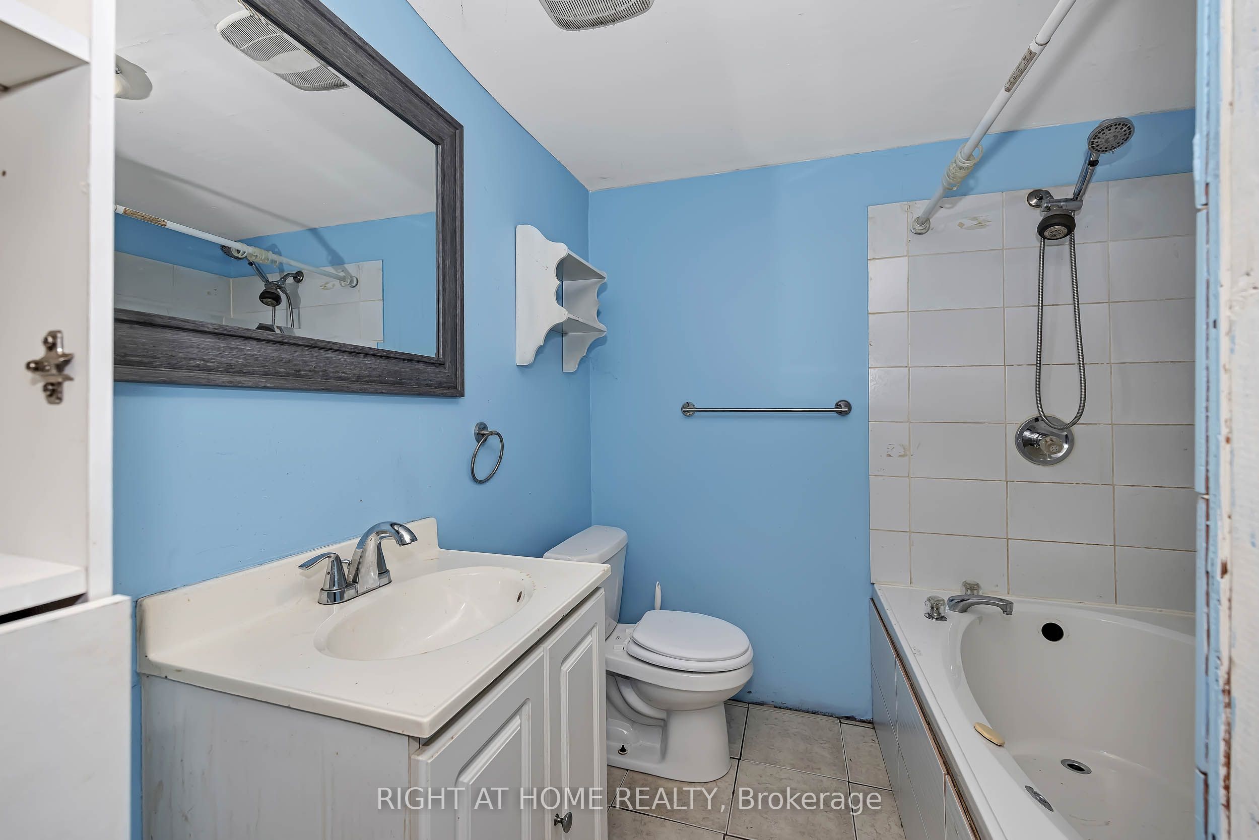24 Largo Crescent S Property Photo 33
