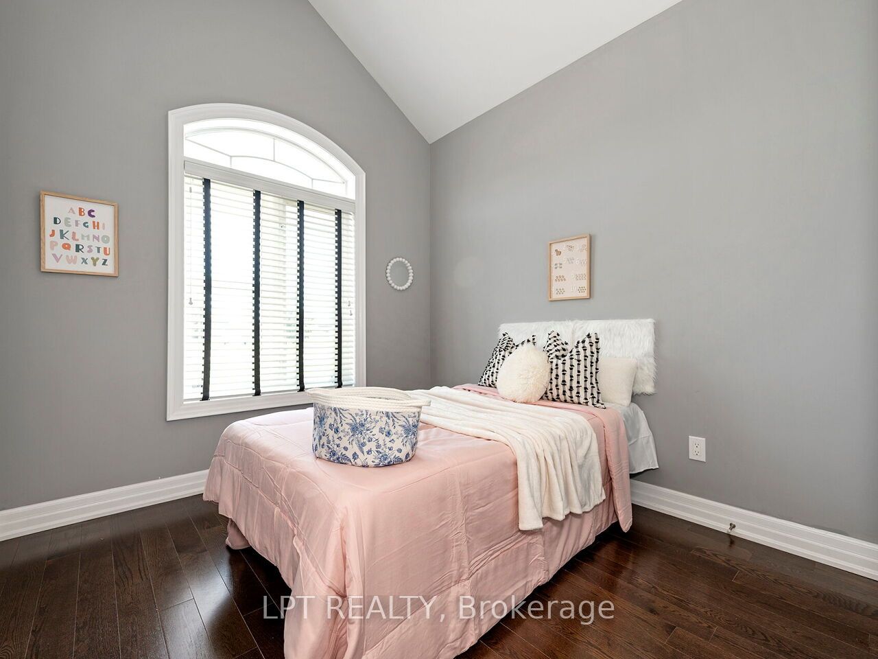 1 Dorchester Boulevard S Property Photo 23