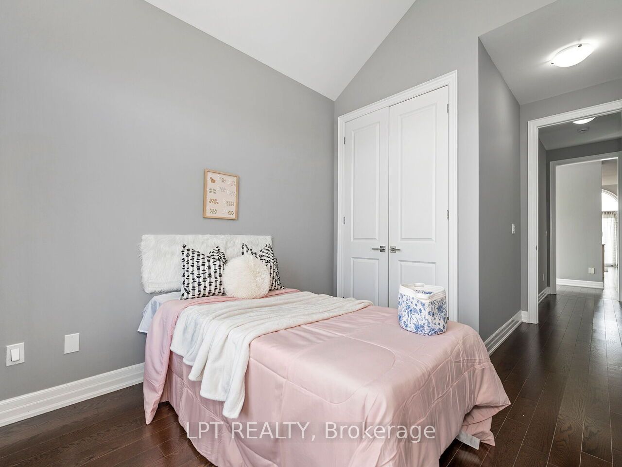 1 Dorchester Boulevard S Property Photo 24