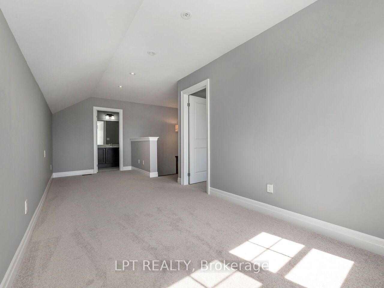 1 Dorchester Boulevard S Property Photo 29