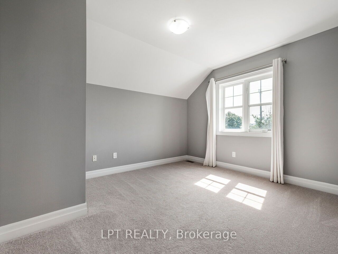 1 Dorchester Boulevard S Property Photo 30