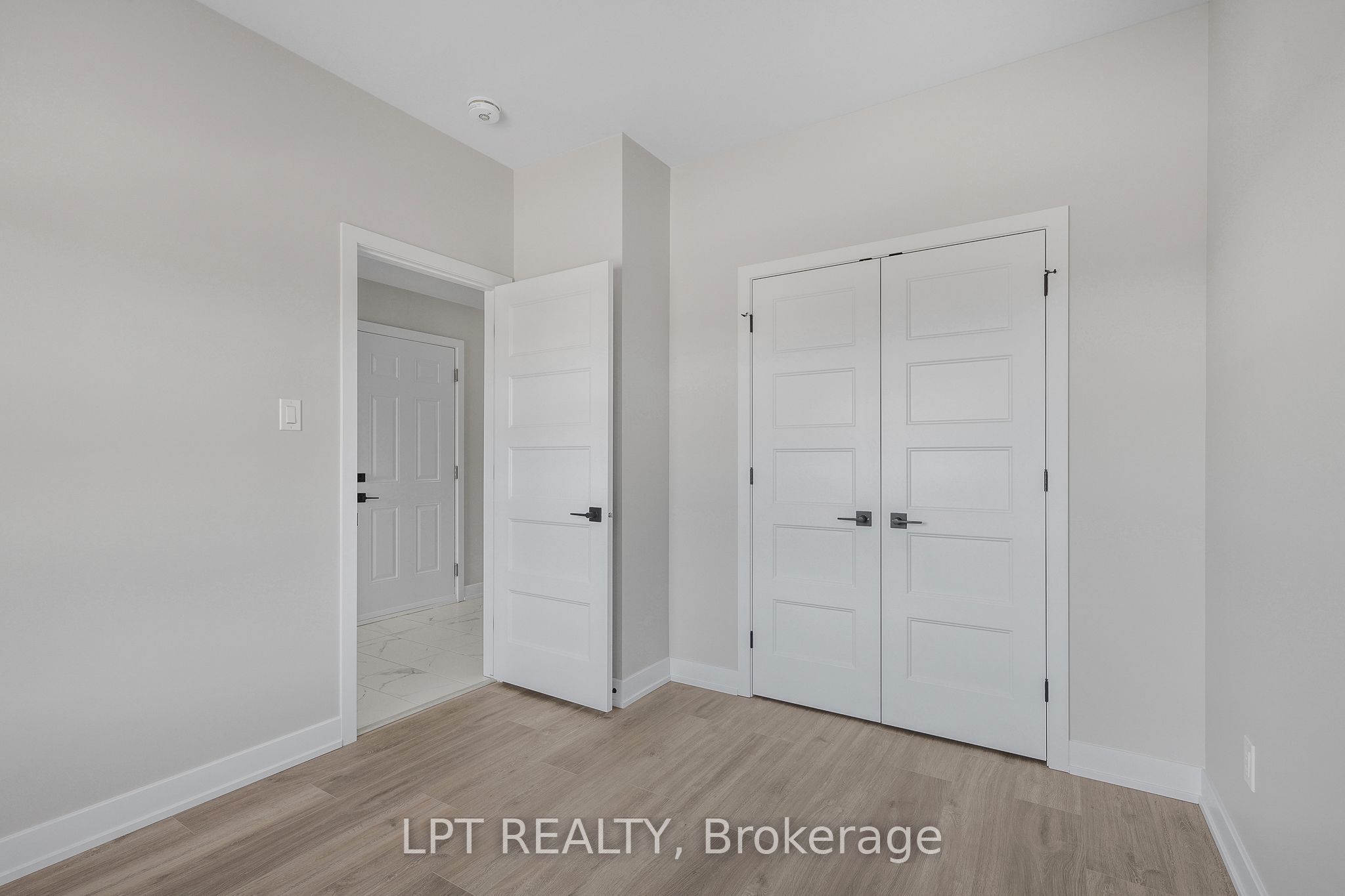 960 Katia Street Property Photo 3