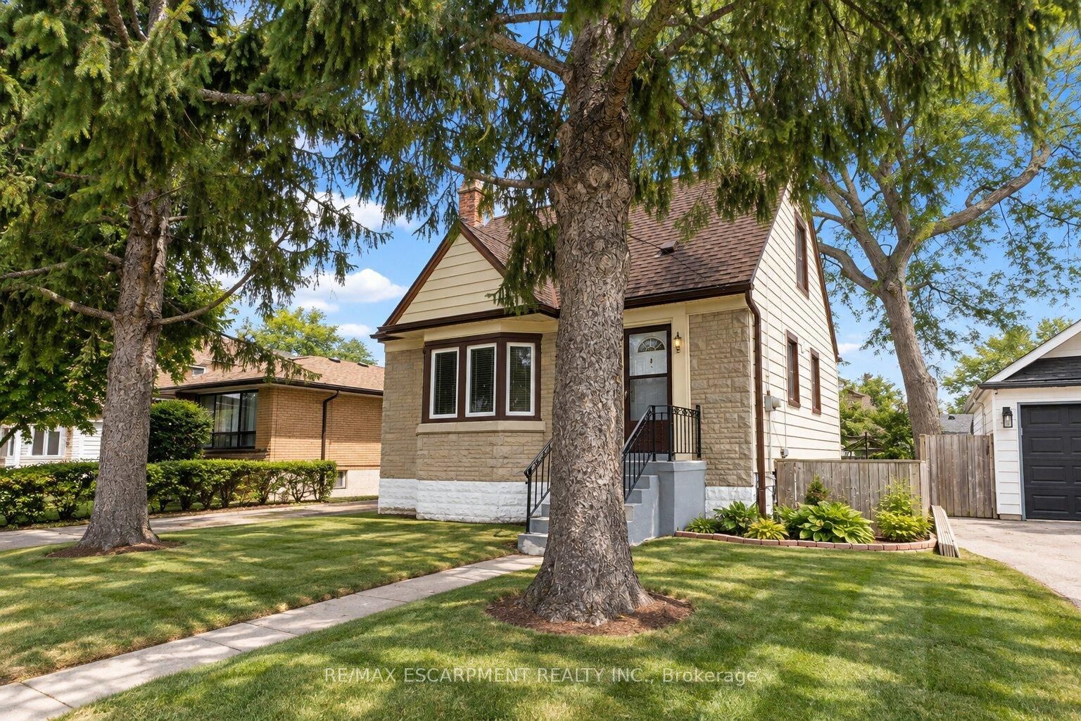 269 Queensdale Avenue E Property Photo 2