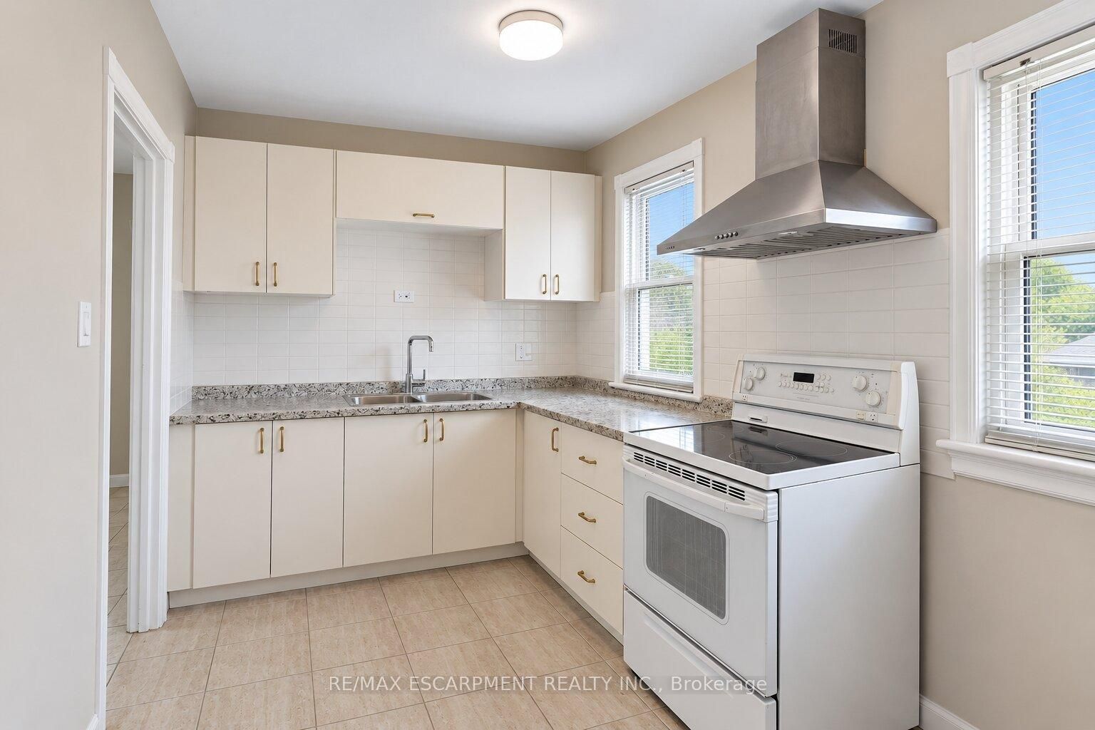 269 Queensdale Avenue E Property Photo 16