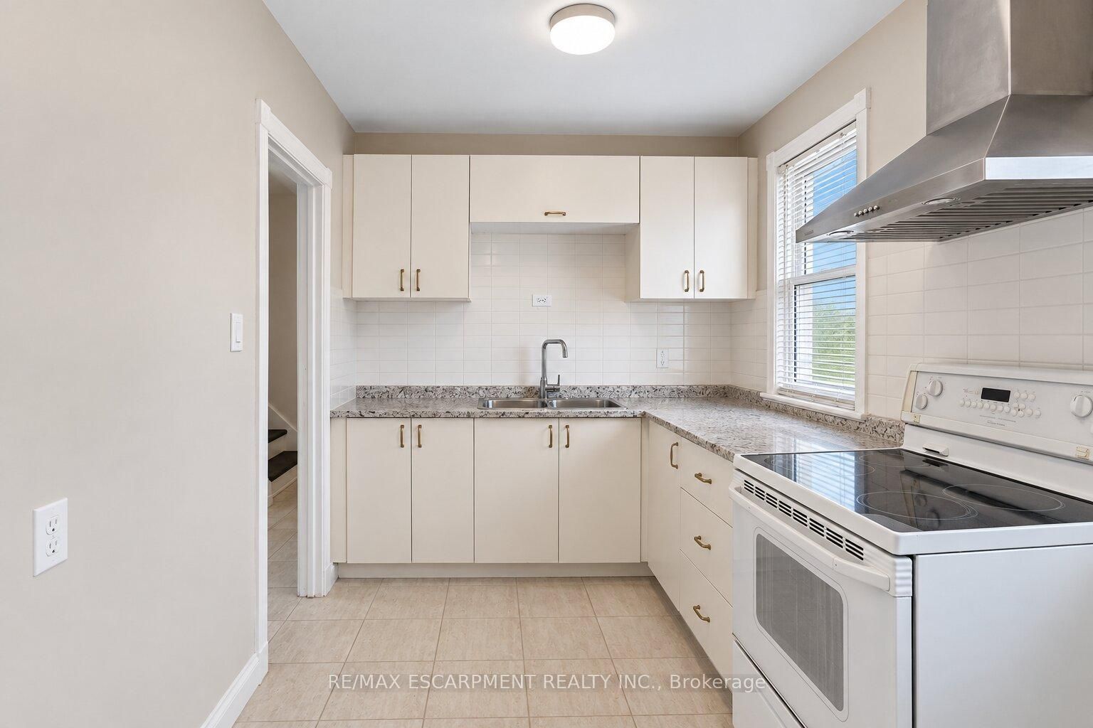 269 Queensdale Avenue E Property Photo 17
