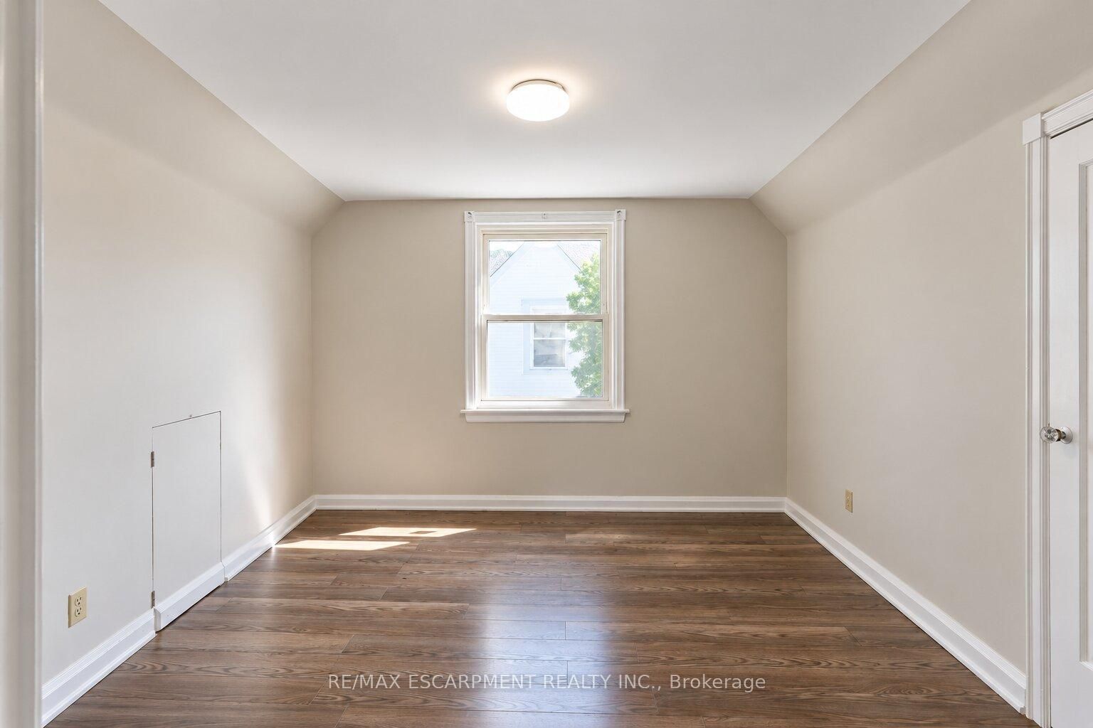 269 Queensdale Avenue E Property Photo 27