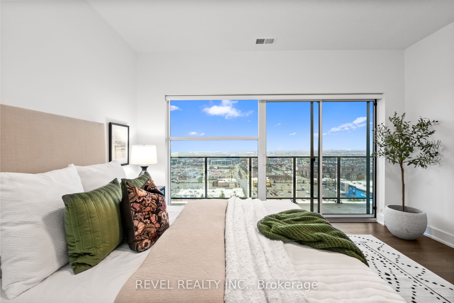 1880 Gordon Street 1304 Property Photo 17