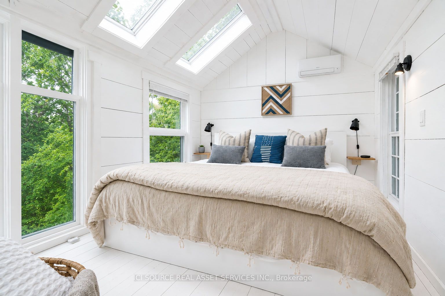 124 Tyrol Avenue Property Photo 8