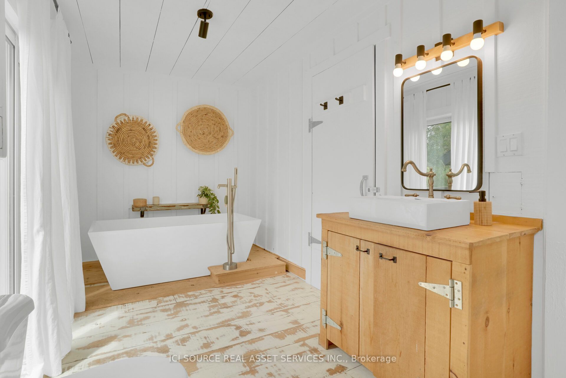 124 Tyrol Avenue Property Photo 10